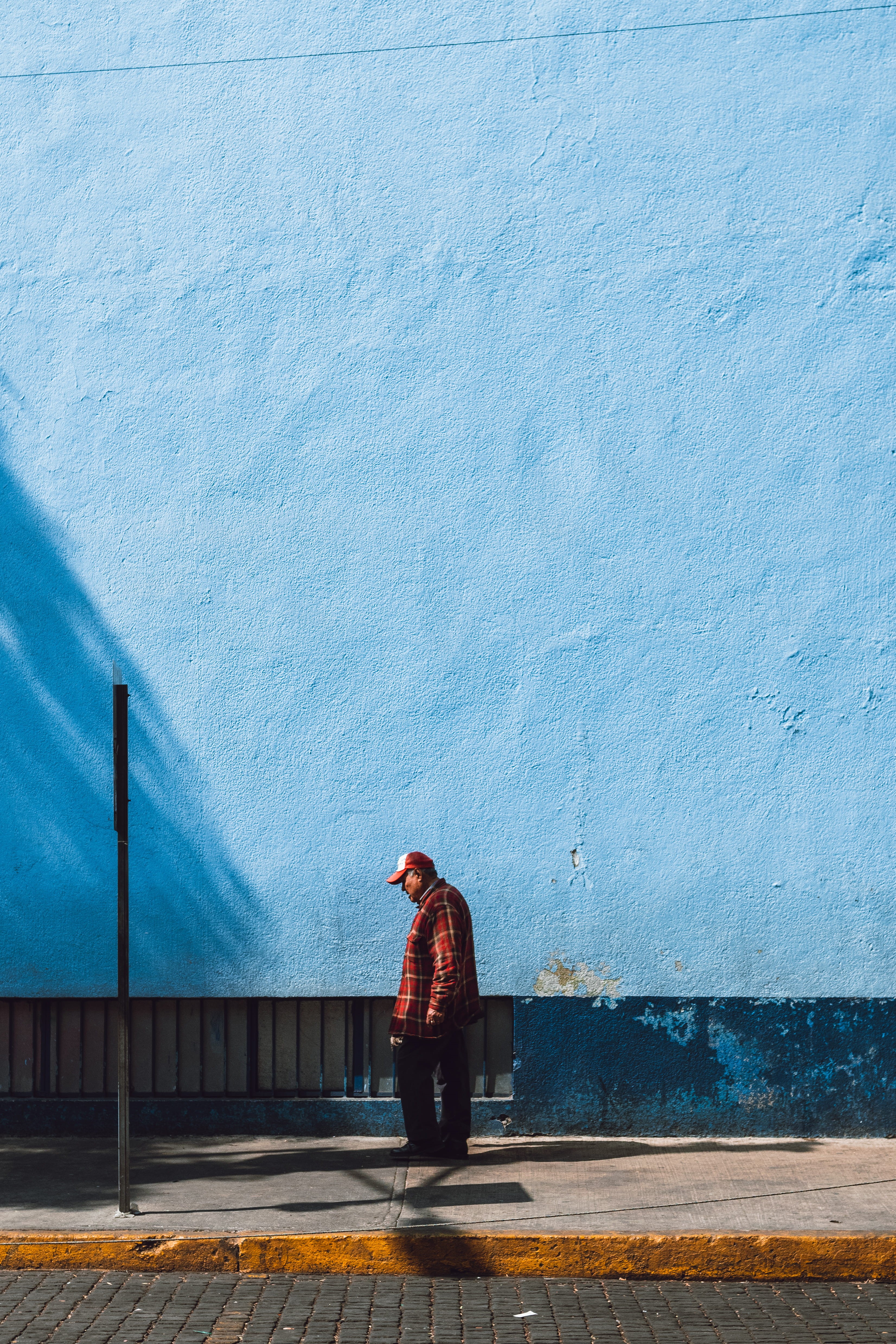 blue wall, near, people, 4K, caucasian Ethnicity, modern, ciudad de mexico, negative space, standing, copy Space, wall - Building Feature, one Person, Phone HD Wallpaper
