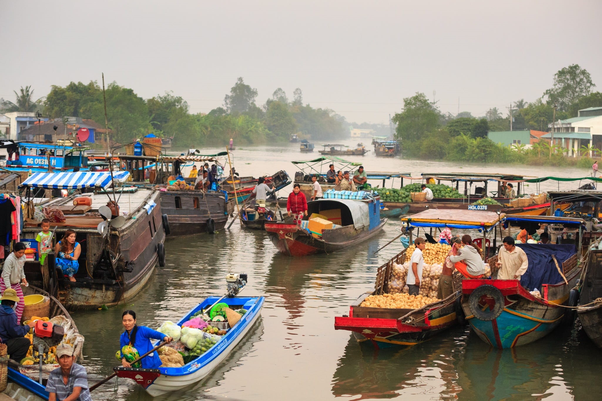 crowd, group of people, man, water, adult, nautical vessel, rowboat, group, mode of transportation, women, daytime, agricultural products, boats, the tradition, HD Wallpaper