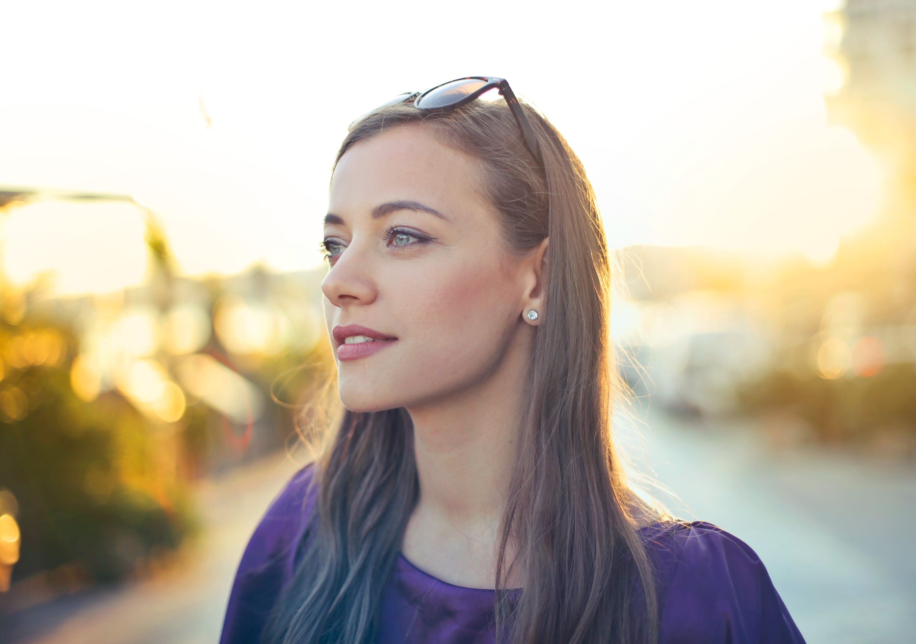 toothy smile, Standing, hairstyle, lens flare, Bag, Face, lifestyles, Sunglasses, fashion, focus on foreground, 25-30 year old, Looking, Young, style, background, HD Wallpaper