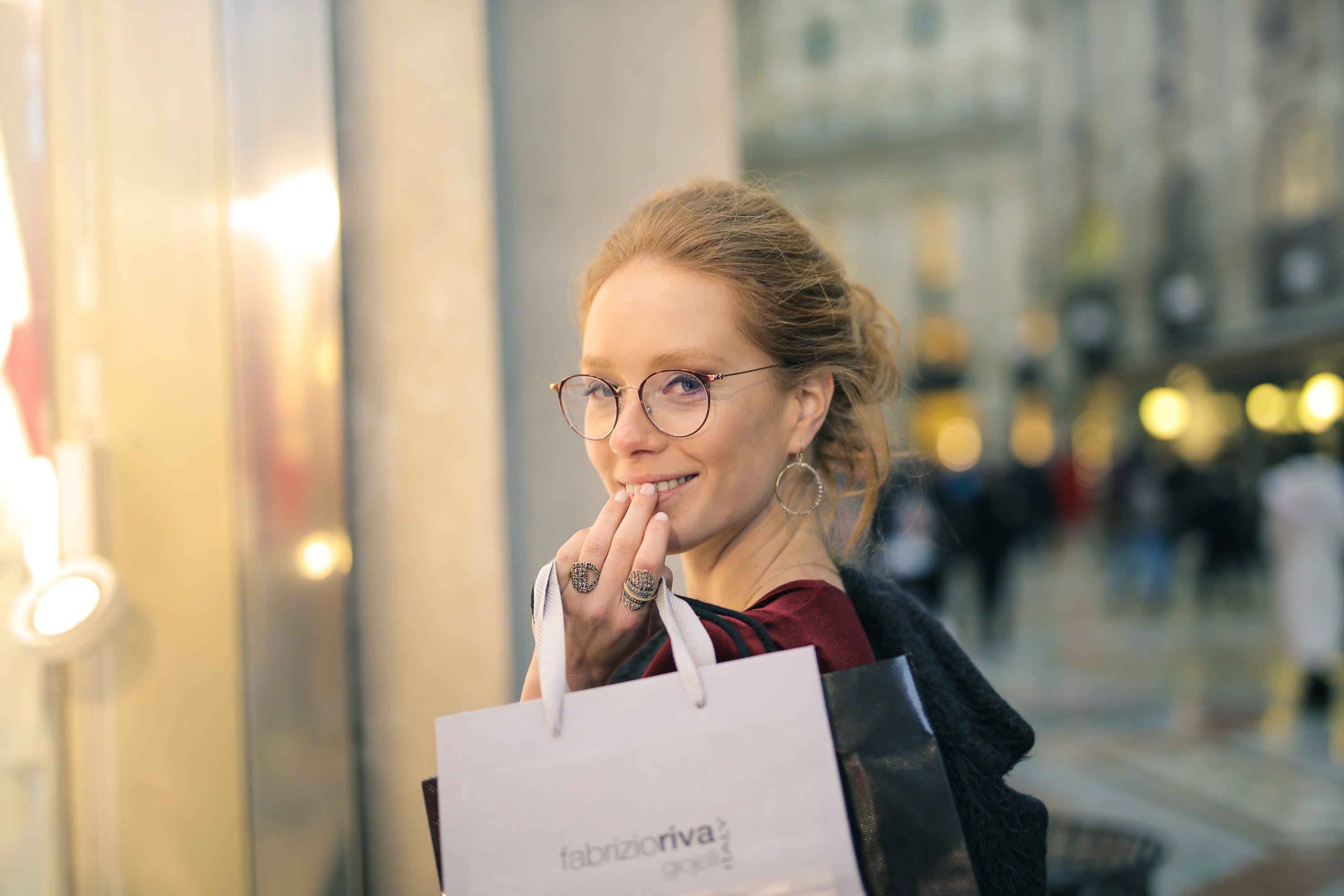jewelry, shopping, blond hair, 2K, Young, Market, smile, young women, street, focus on foreground, neck line, smiling, architecture, holding, velvet, shopping bags, HD Wallpaper