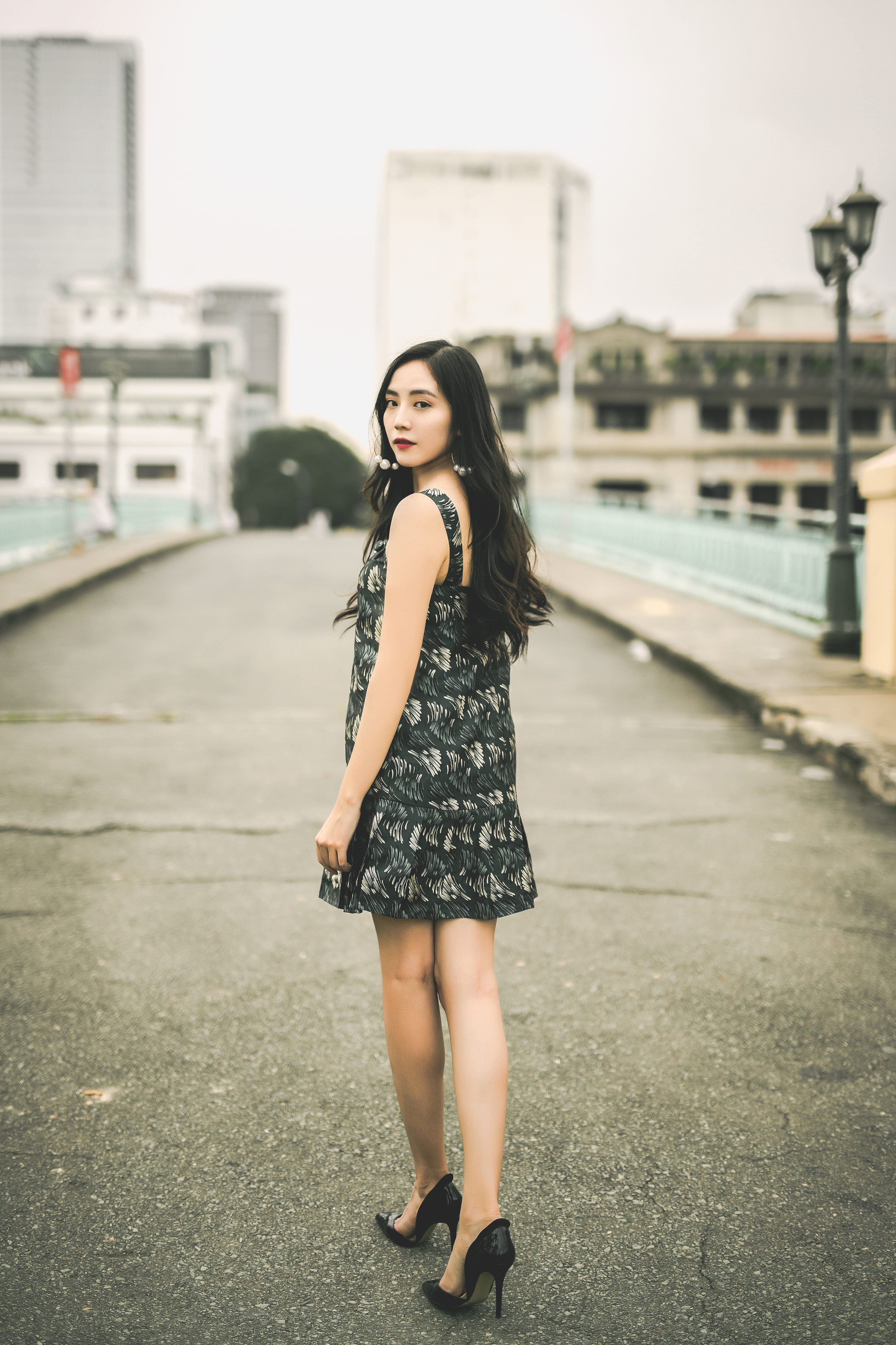 portrait, asian, lifestyles, beauty, light, looking at camera, full length, lamp, focus on foreground, building exterior, hairstyle, city, built structure, Phone HD Wallpaper