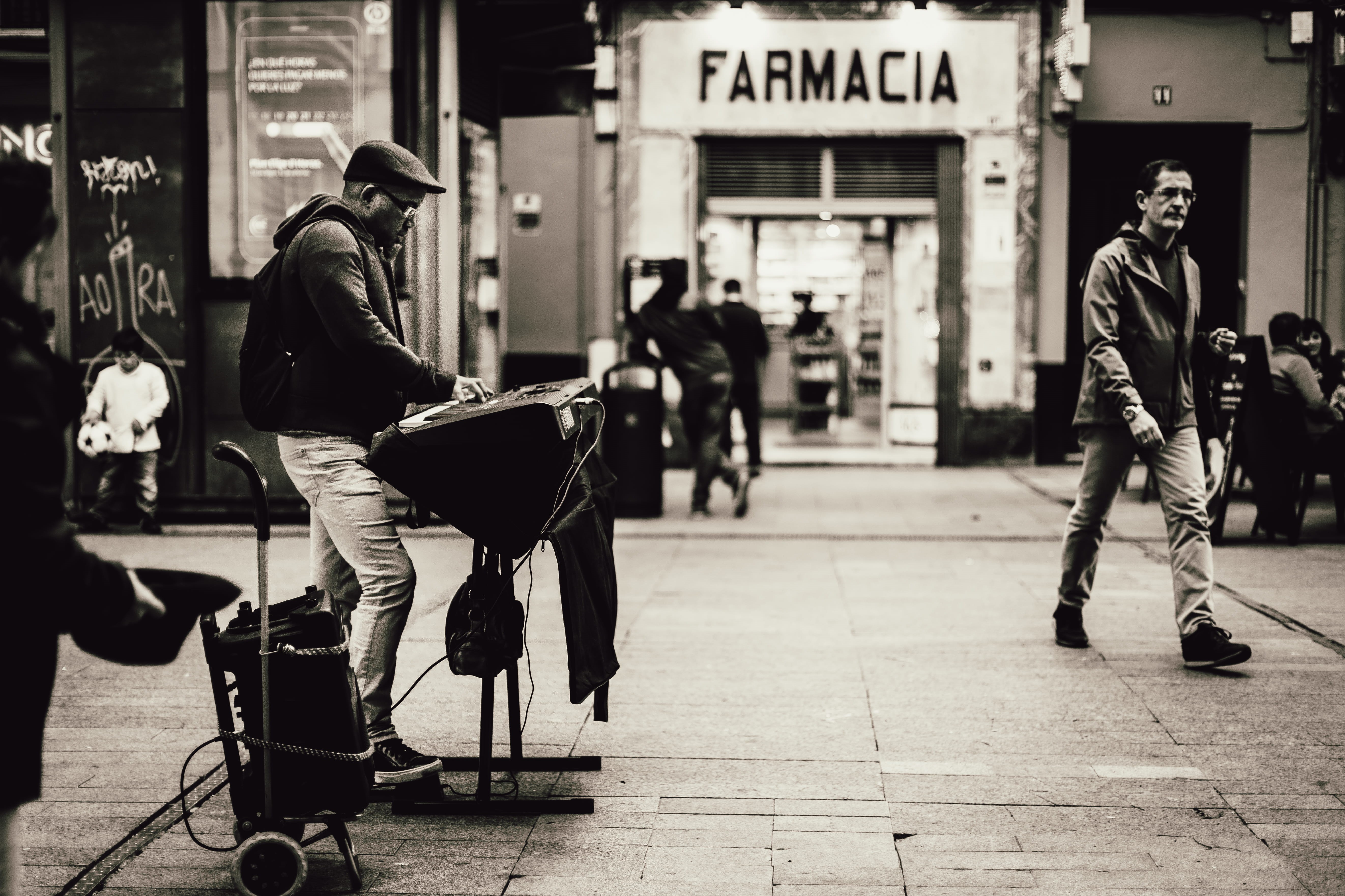 wear, piano player, recreation, 5K, real people, architecture, built structure, full length, transportation, pavement, gray, man, city life, grayscale, HD Wallpaper