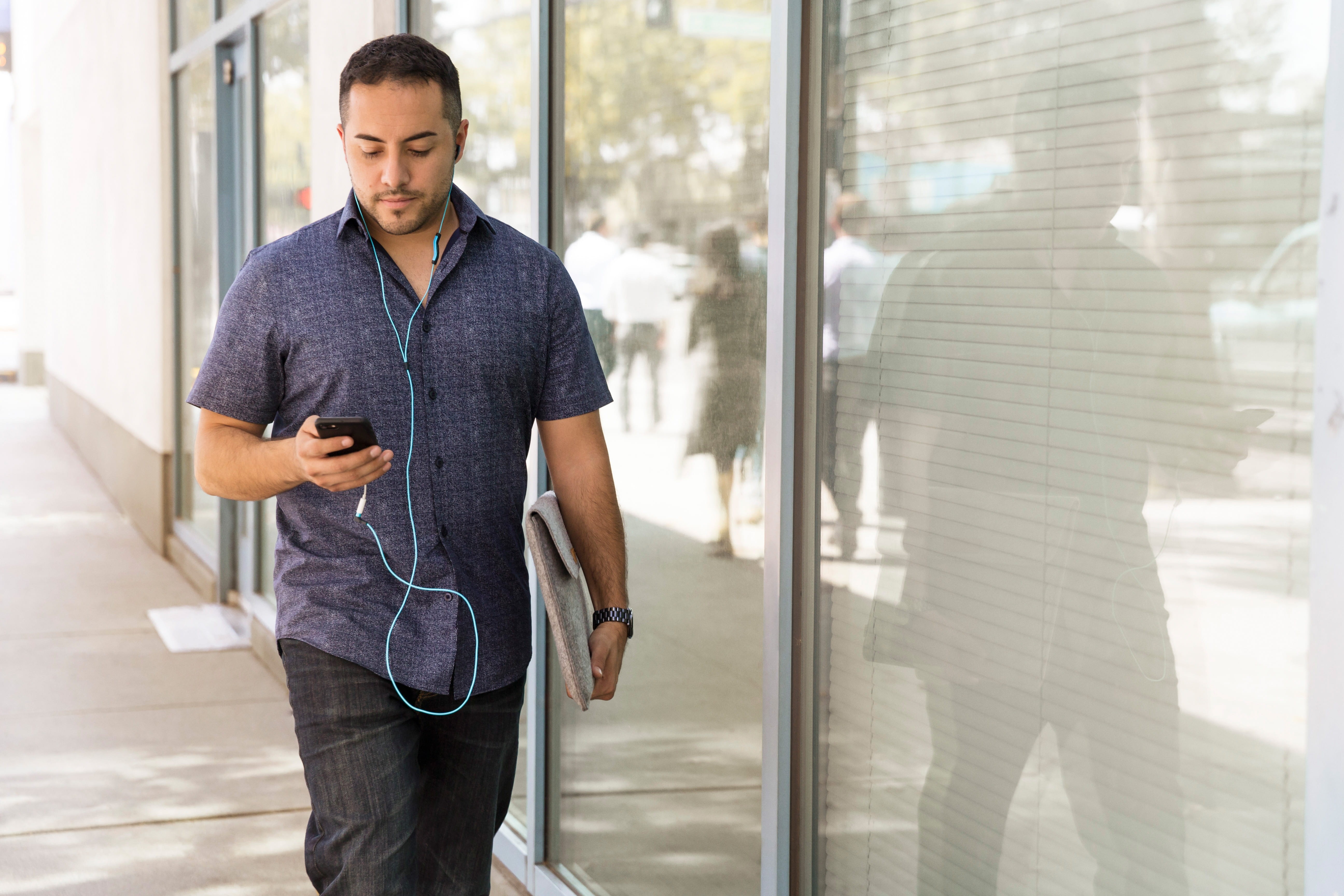 dayhtime, portable information device, one person, technology, sidewalk, street, near, shirt, sales pro, modern, smart phone, office, mobile phone, blue, HD Wallpaper