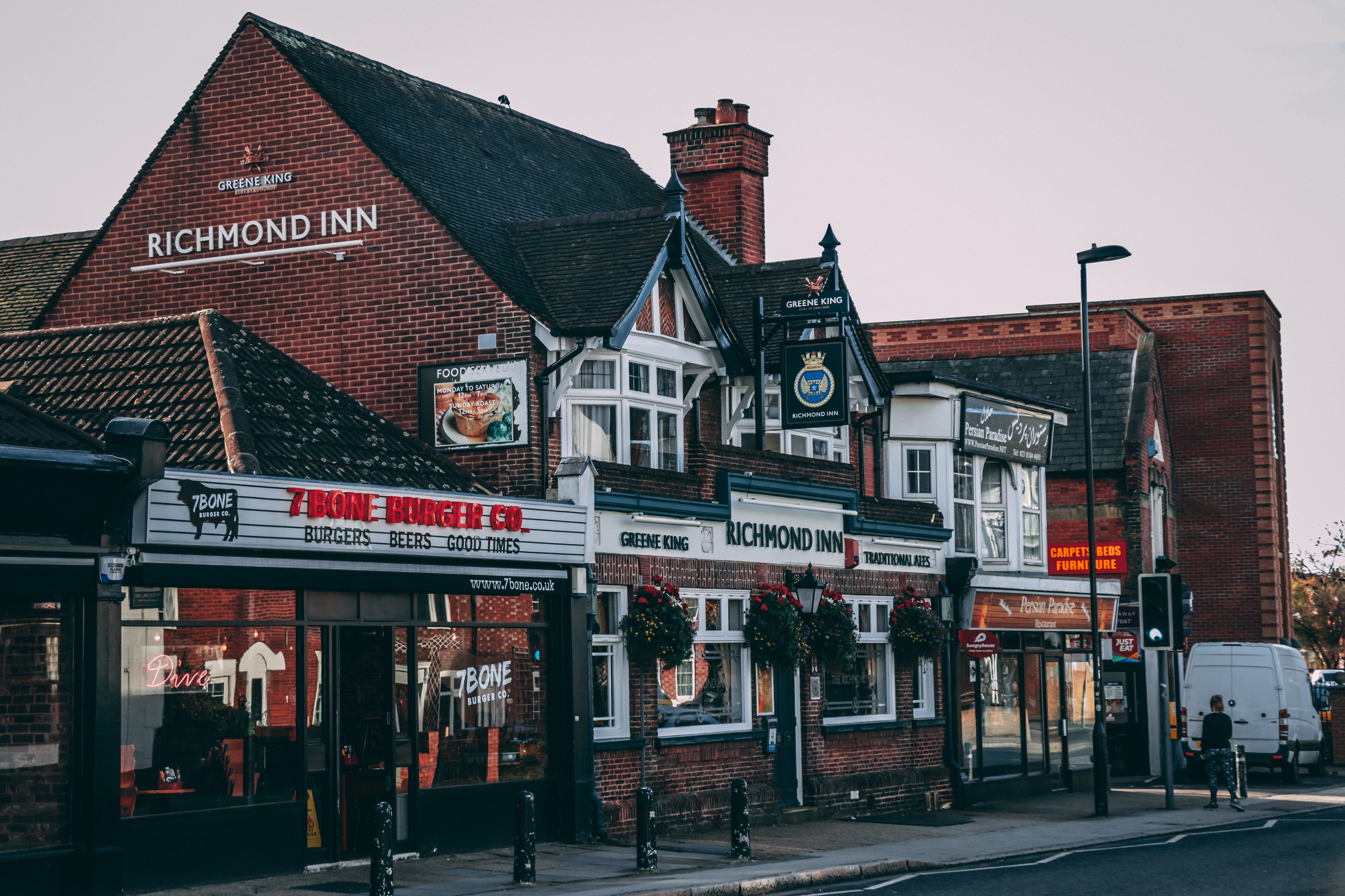 transportation, warm, text, architecture, communication, street, clear sky, brick, burger, outdoors, day, sky, restaurant, shops, autumn, southampton, road, HD Wallpaper