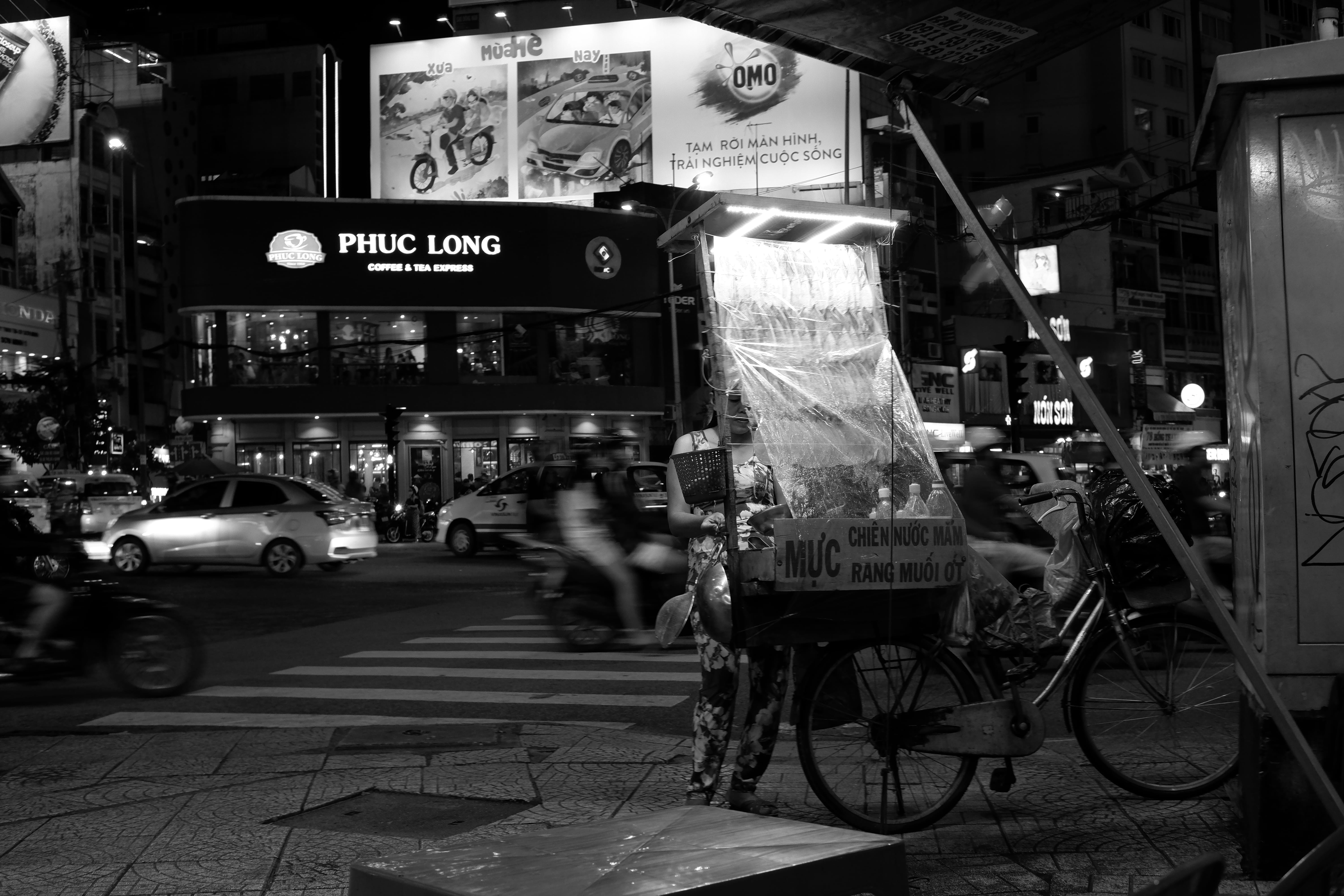 script, human, busy, built structure, architecture, transportation, intersection, cyclist, illuminated, communication, text, near, vehicle, motor vehicle, HD Wallpaper