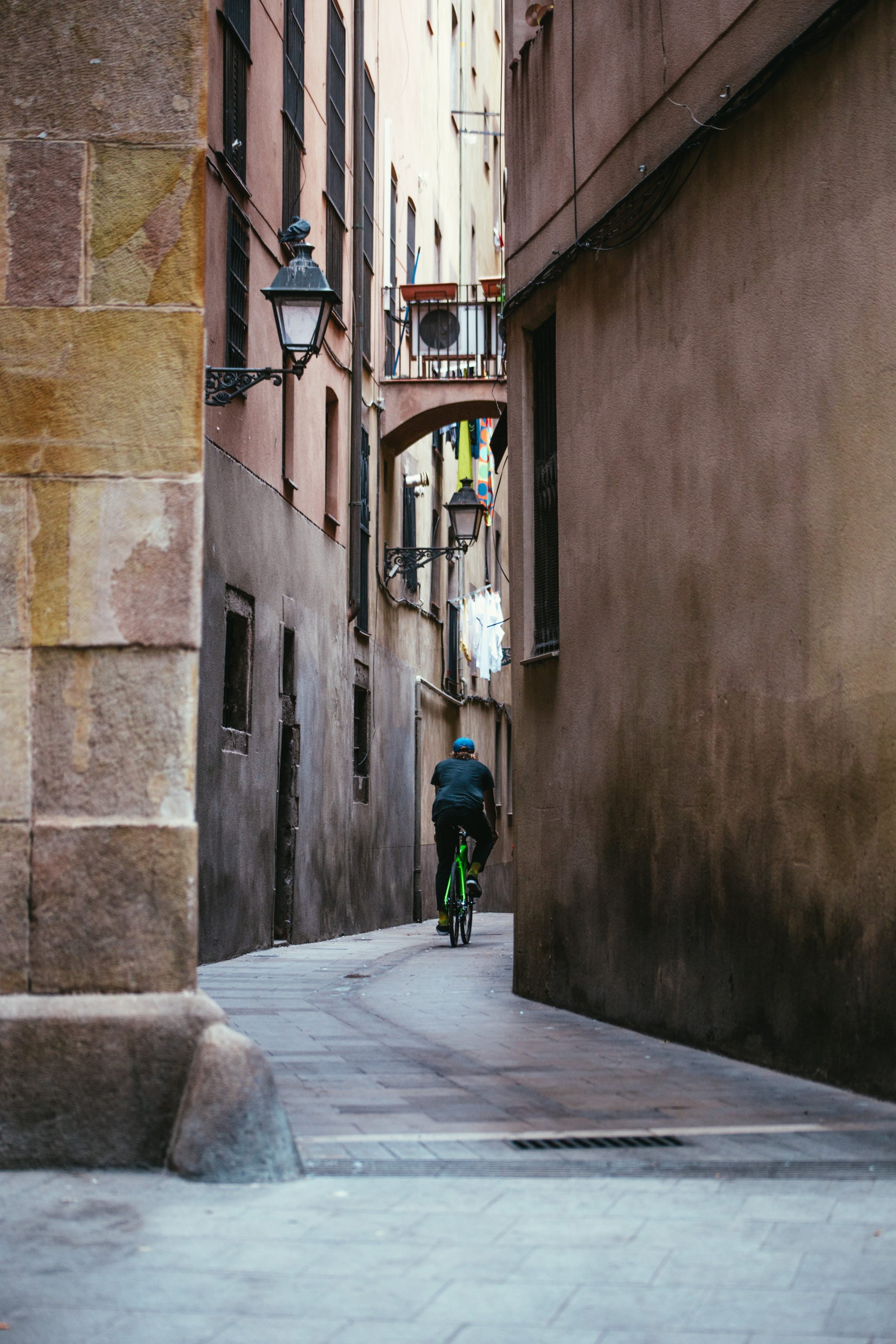 direction, residential district, stone, travel, Young, lifestyles, walking, Bike, Facade, town, riding, vintage, men, building, Cobblestone, leisure, Streetlamp, Phone HD Wallpaper