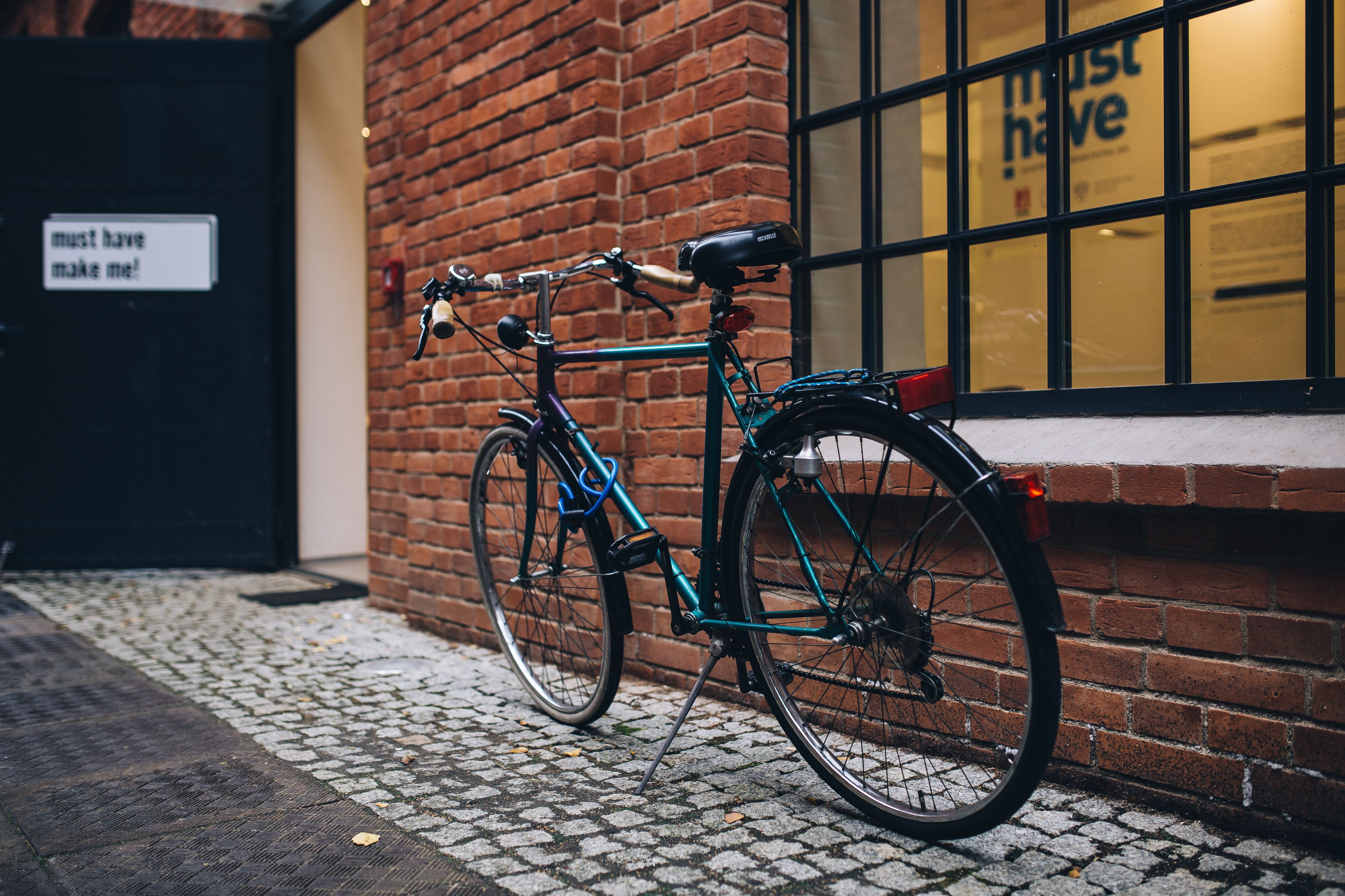 stationary, sign, transportation, outdoors, 5K, bicycle, building exterior, street, sidewalk, bicicletum, blue, wall, built structure, text, cobblestone, HD Wallpaper