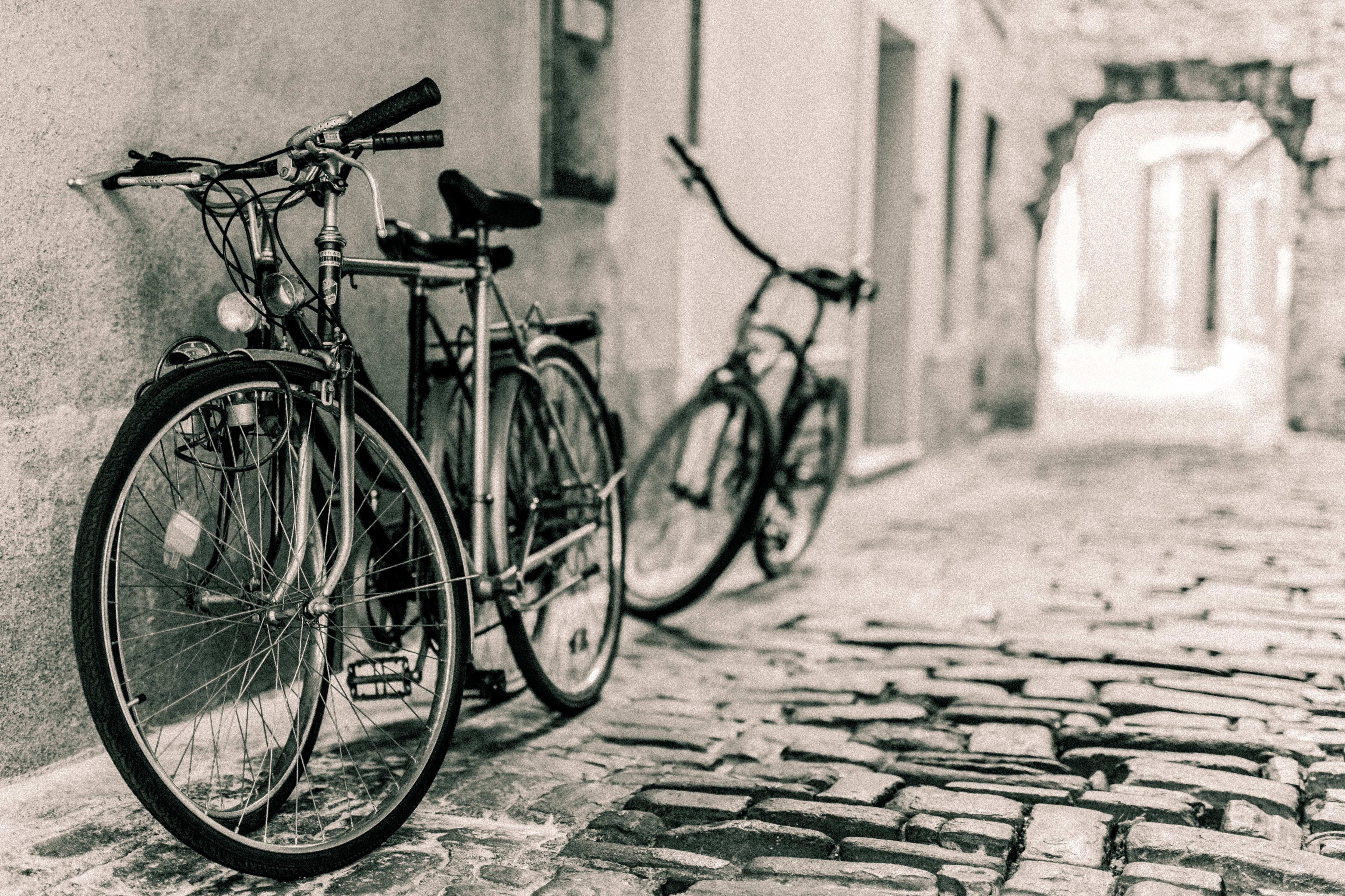alley, grain, street, old, city Life, antique, two, retro Styled, italy, urban Scene, cultures, urban, street photography, black And White, bike, sidewalk, HD Wallpaper
