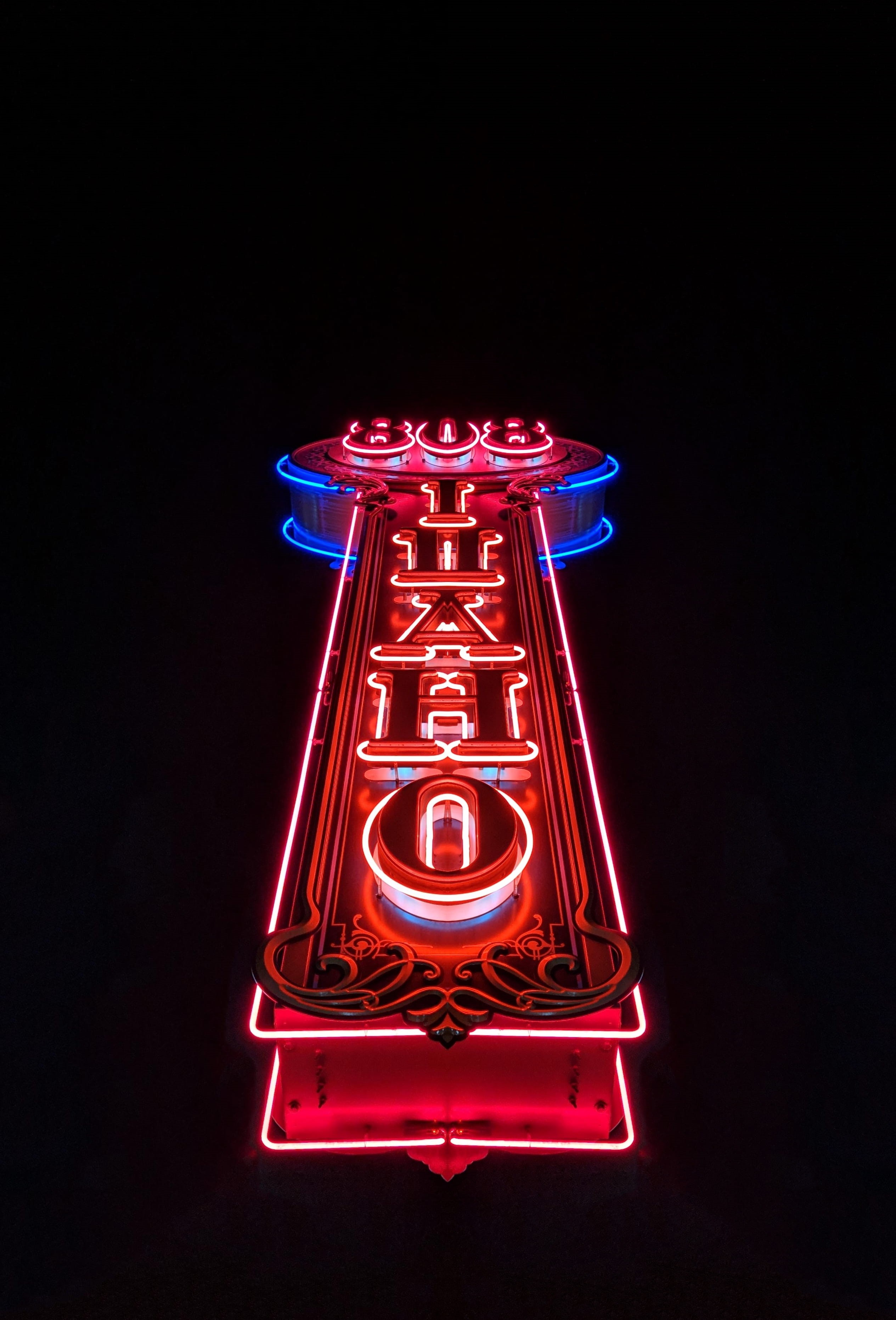 illuminated, electricity, 2K, communication, brightly lit, ihaho, architecture, storefront, copy space, neon, text, no people, glowing, light, blue, sign, Phone HD Wallpaper