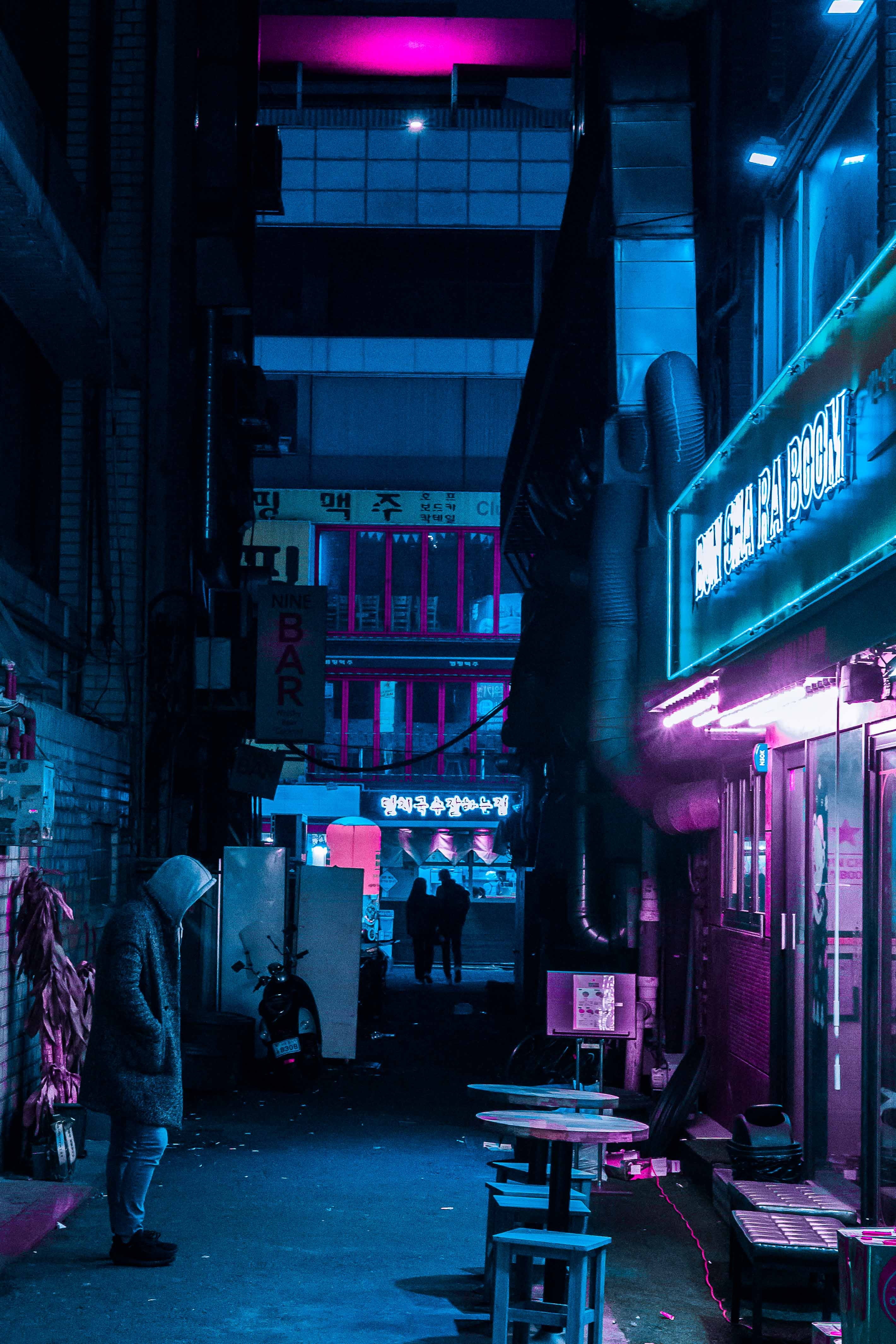 standing, street, architecture, adult, 4K, beside, walking, man, incidental people, women, city, transportation, nightlife, people, text, real people, Phone HD Wallpaper