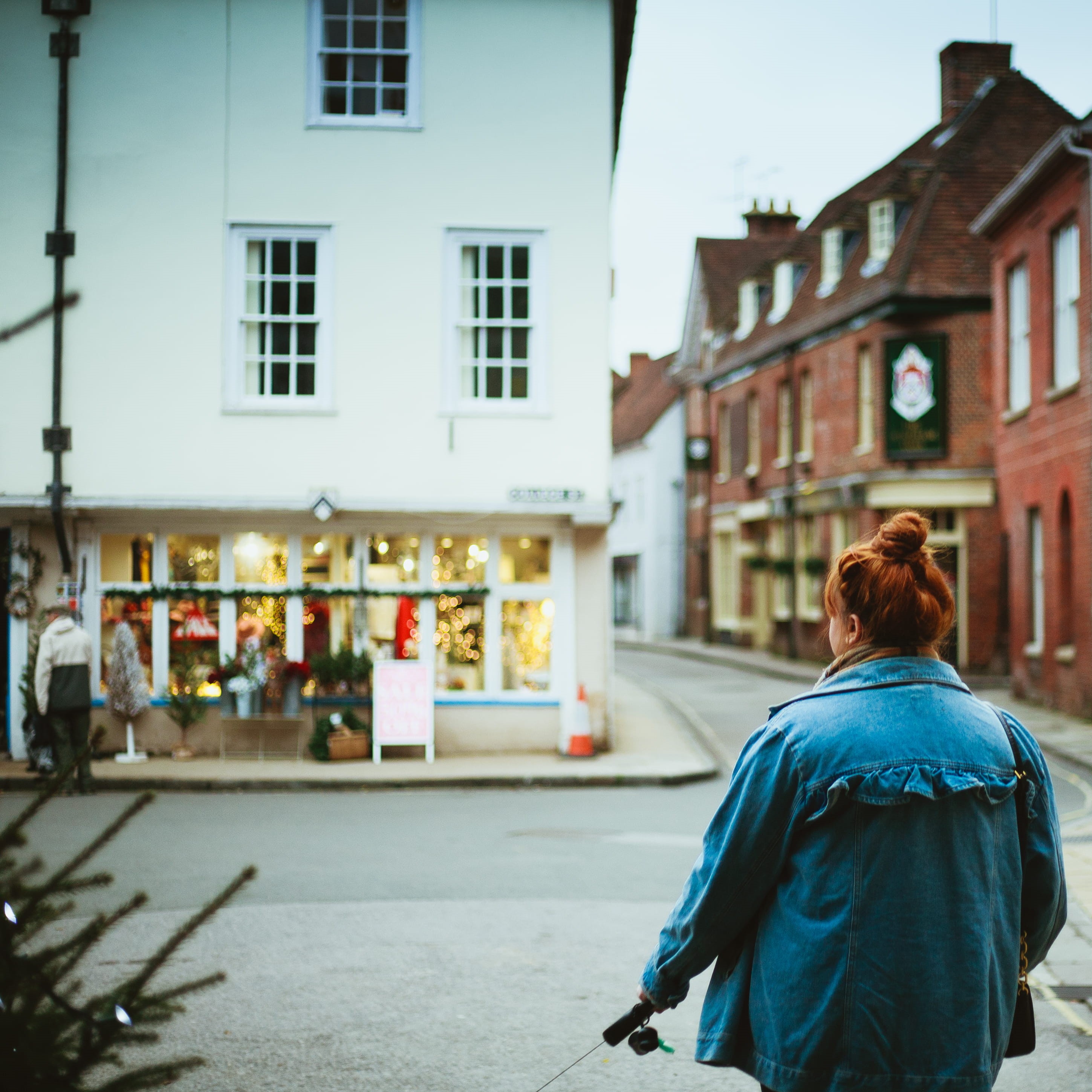women, flagstone, city life, fashion, leisure activity, building exterior, road, cobblestone, path, incidental people, standing, city, built structure, Phone HD Wallpaper