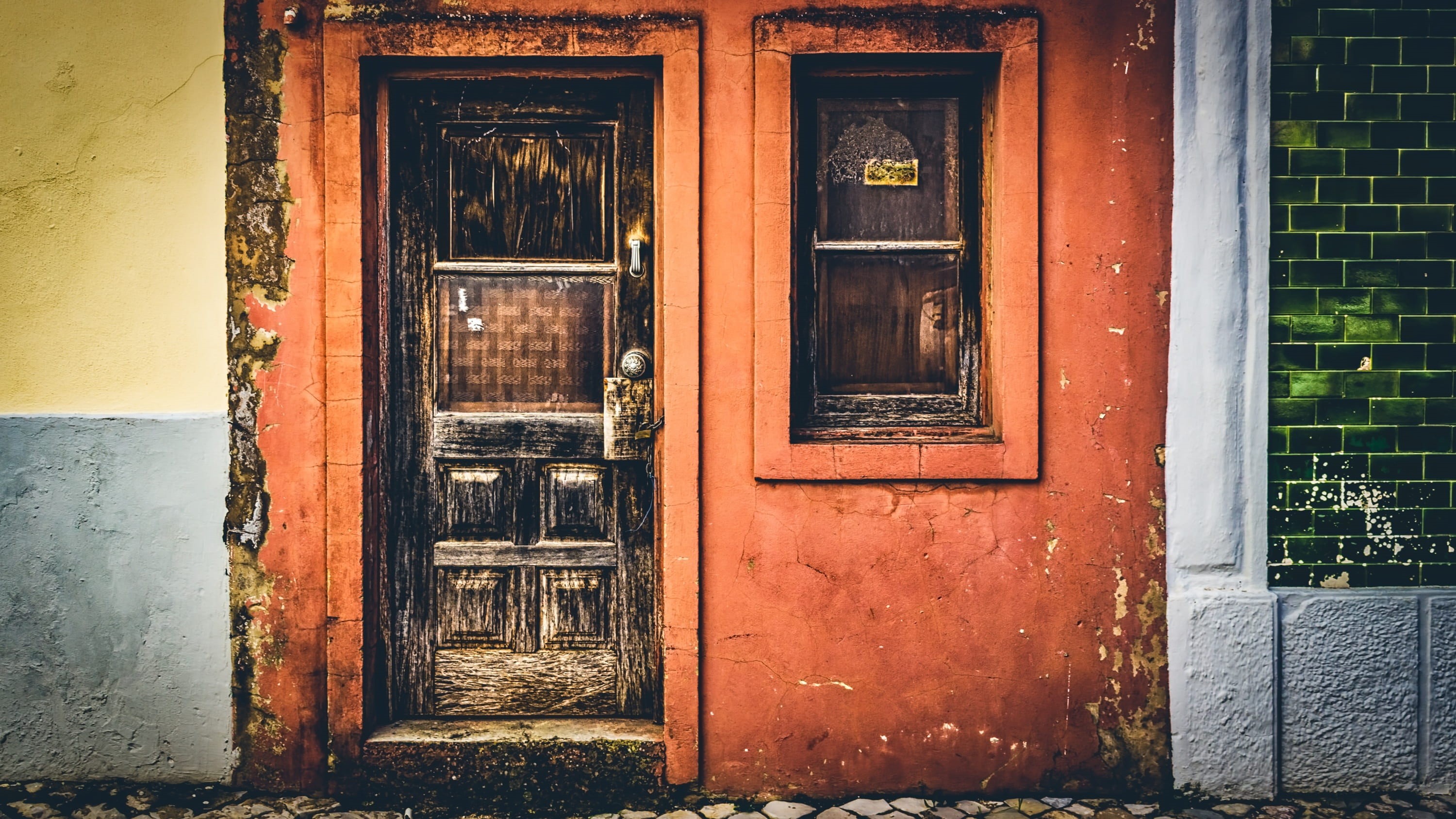 storefront, facade, architecture, building, wall - building feature, no people, building exterior, outdoors, weathered, day, wall, closed, residential district, HD Wallpaper