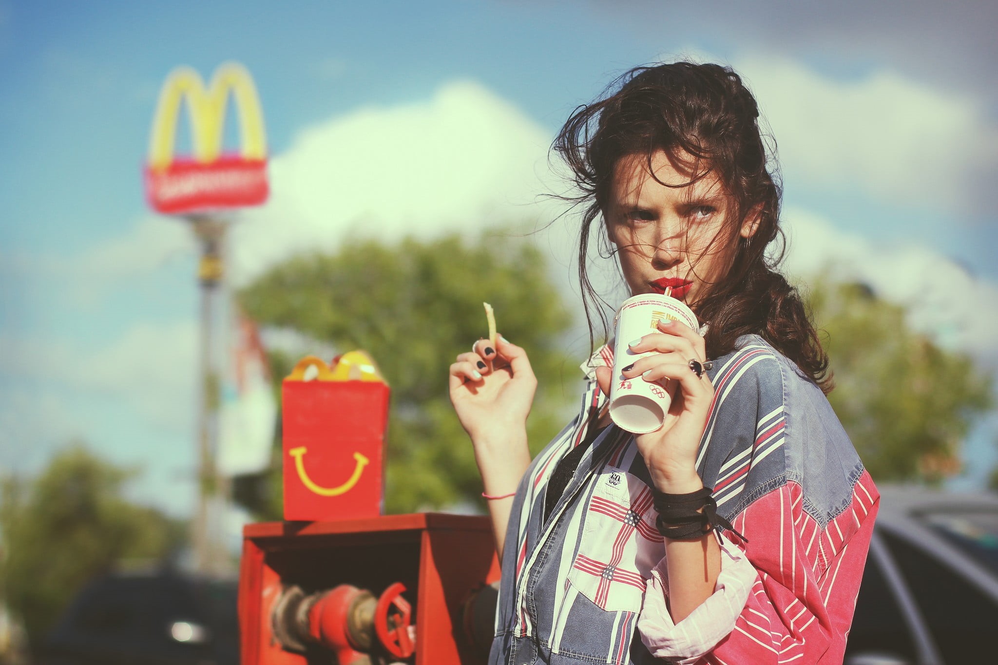 portrait, focus on foreground, real people, windy, day, Fries, holding, hairstyle, glasses, hair, lifestyles, one person, outdoors, smiling, nature, red lipstick, HD Wallpaper