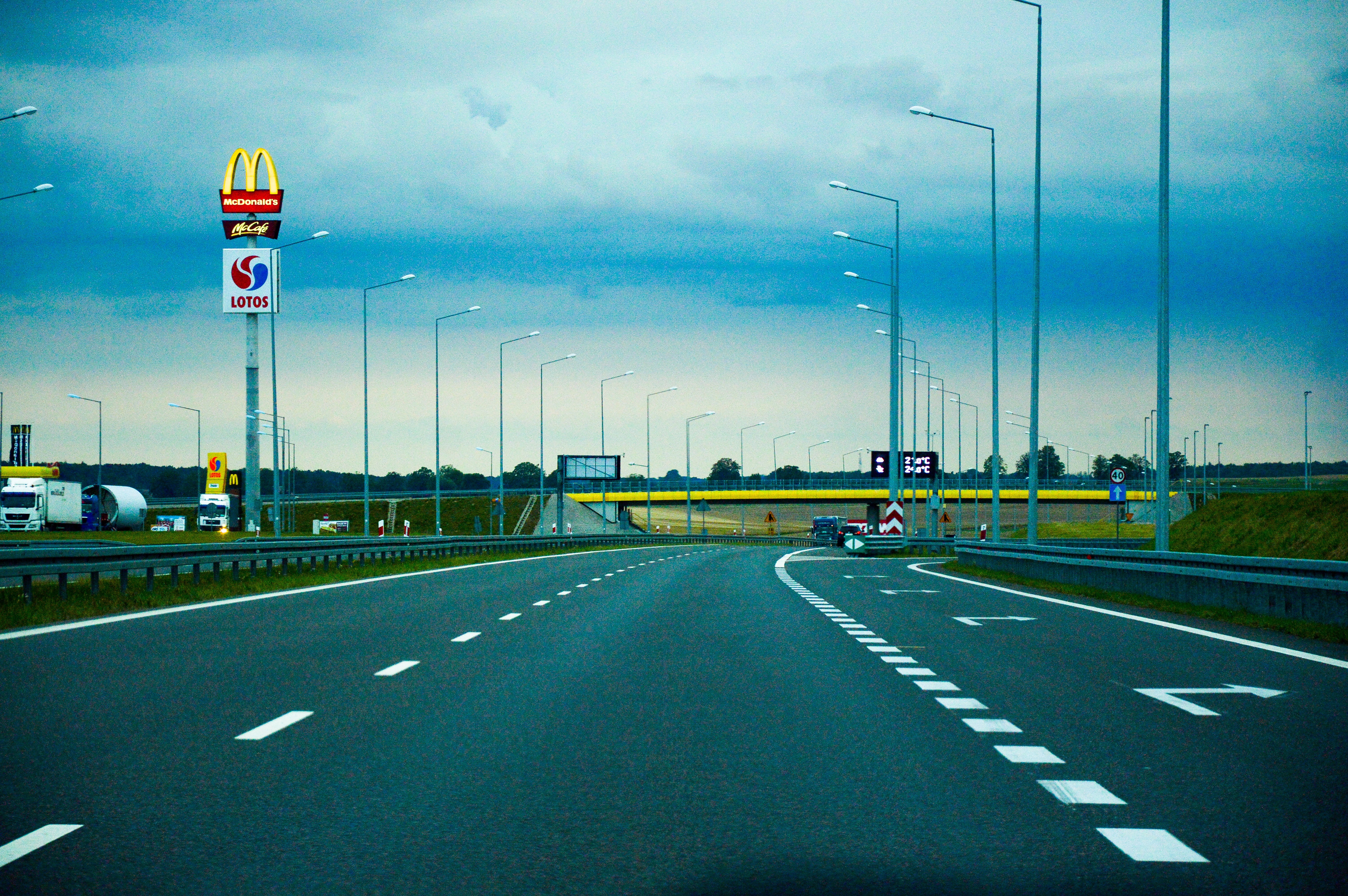 street light, road marking, drive, multiple lane highway, road, no people, sky, mcdonalds, sign, motor vehicle, highway, perspective, dividing line, city, HD Wallpaper