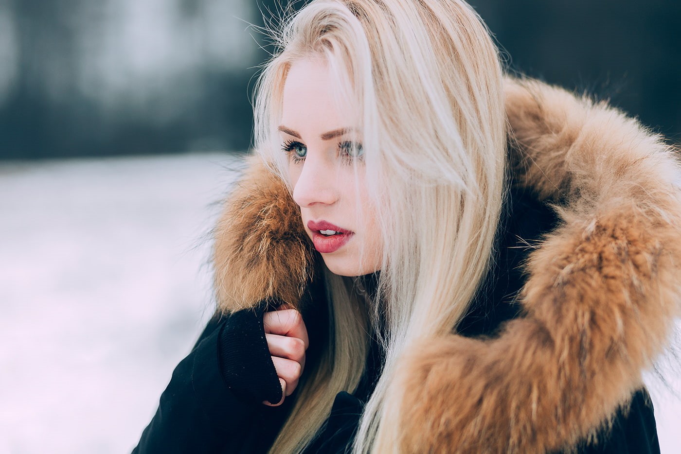 looking into the distance, outdoors, depth of field, long hair, coat, warm clothing, hairstyle, pale, women outdoors, young women, one person, juicy lips, HD Wallpaper