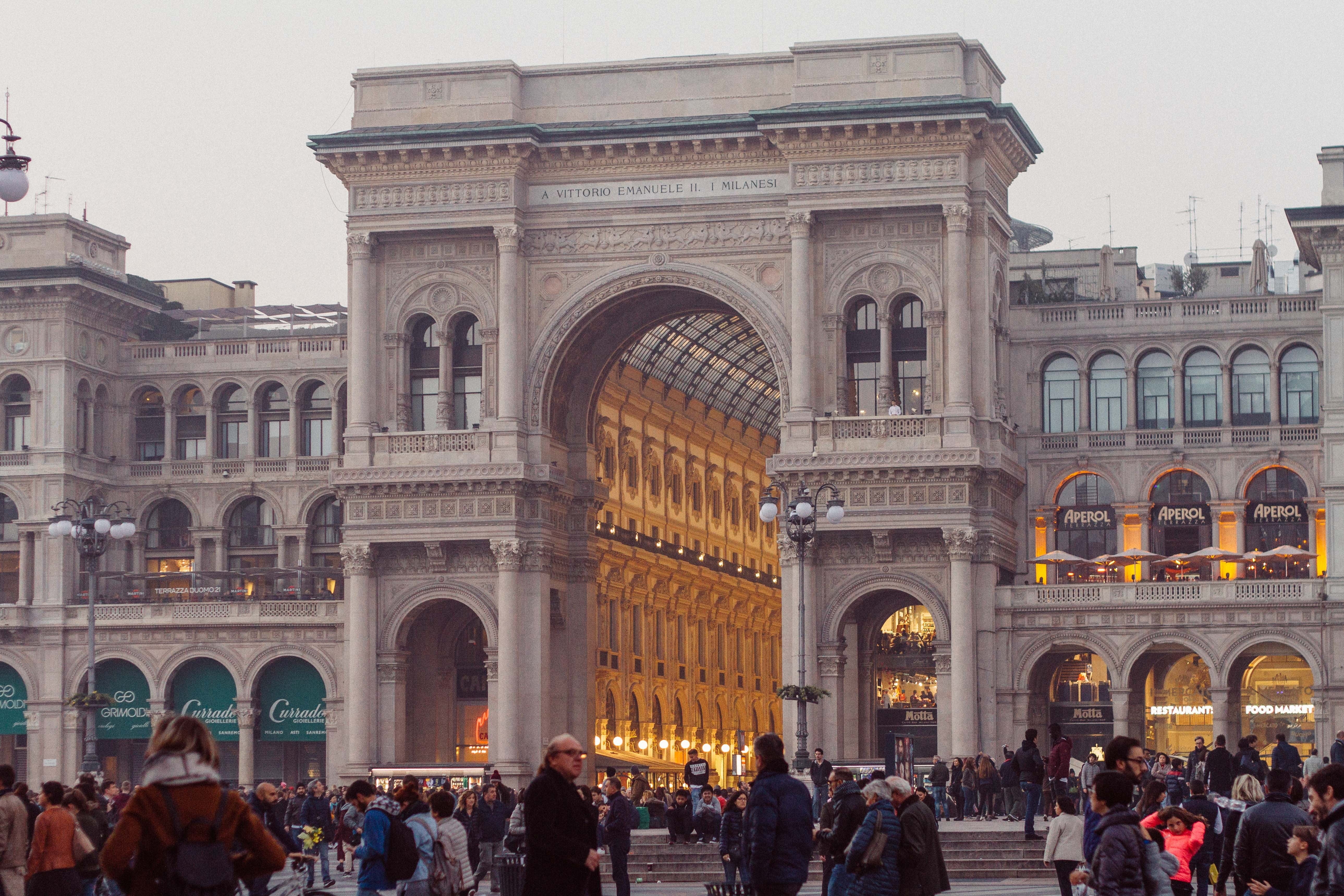 architectural column, large group of people, travel, people, daytime, building, crowd, travel destinations, activity, men, group of people, gallery, history, HD Wallpaper