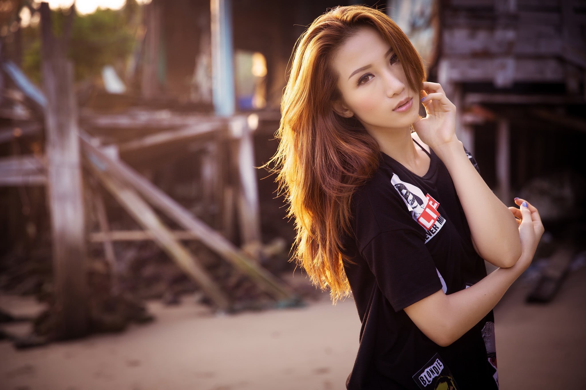 selective, beauty, young adult, real people, hair, hairstyle, long hair, black shirt, casual clothing, women, day, Asian, focus, standing, waist up, urban, HD Wallpaper