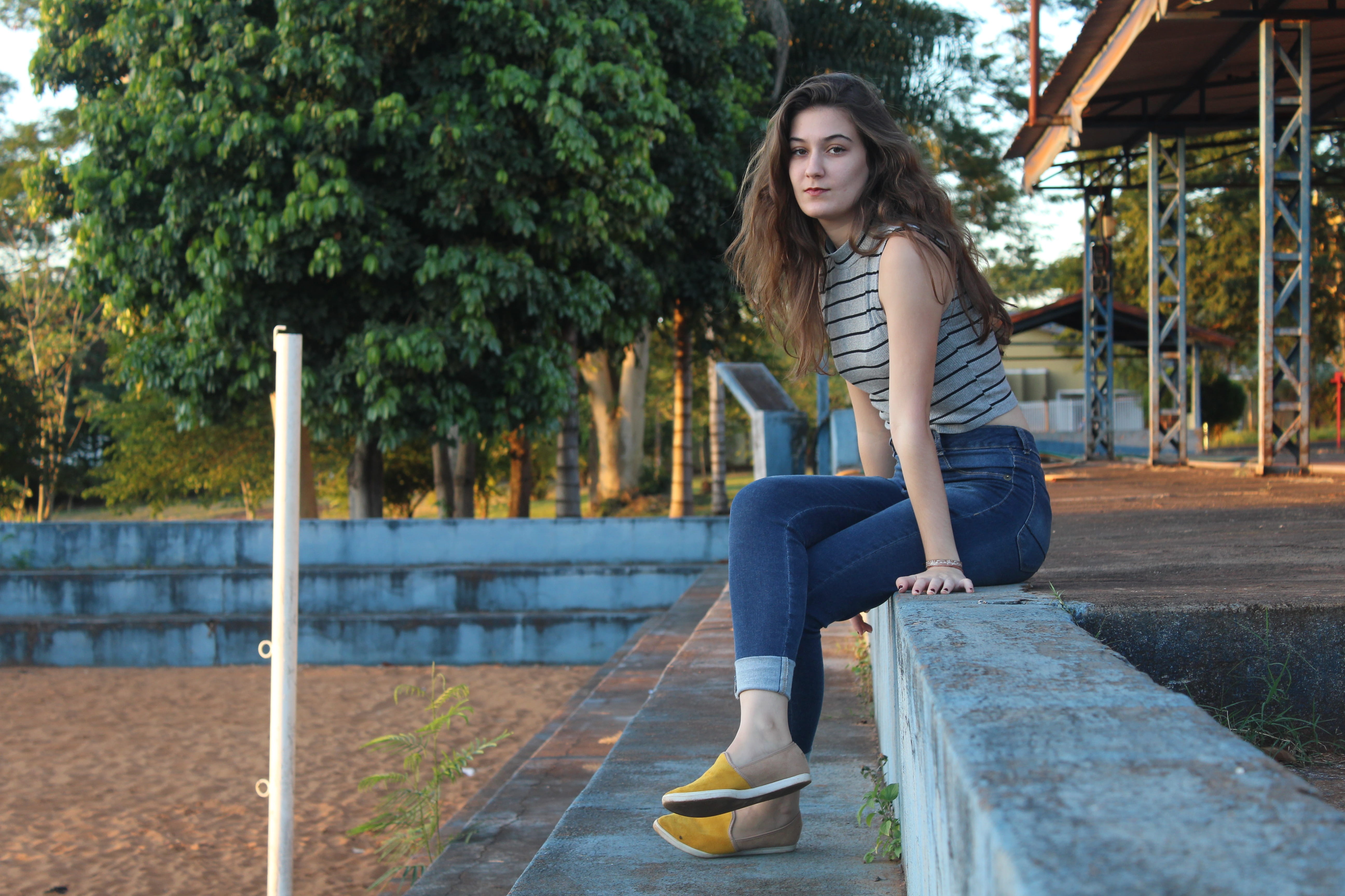 sitting, tree, real people, young adult, human, hairstyle, 5K, outdoors, day, looking at camera, surface, one person, nature, hair, young women, denim, HD Wallpaper