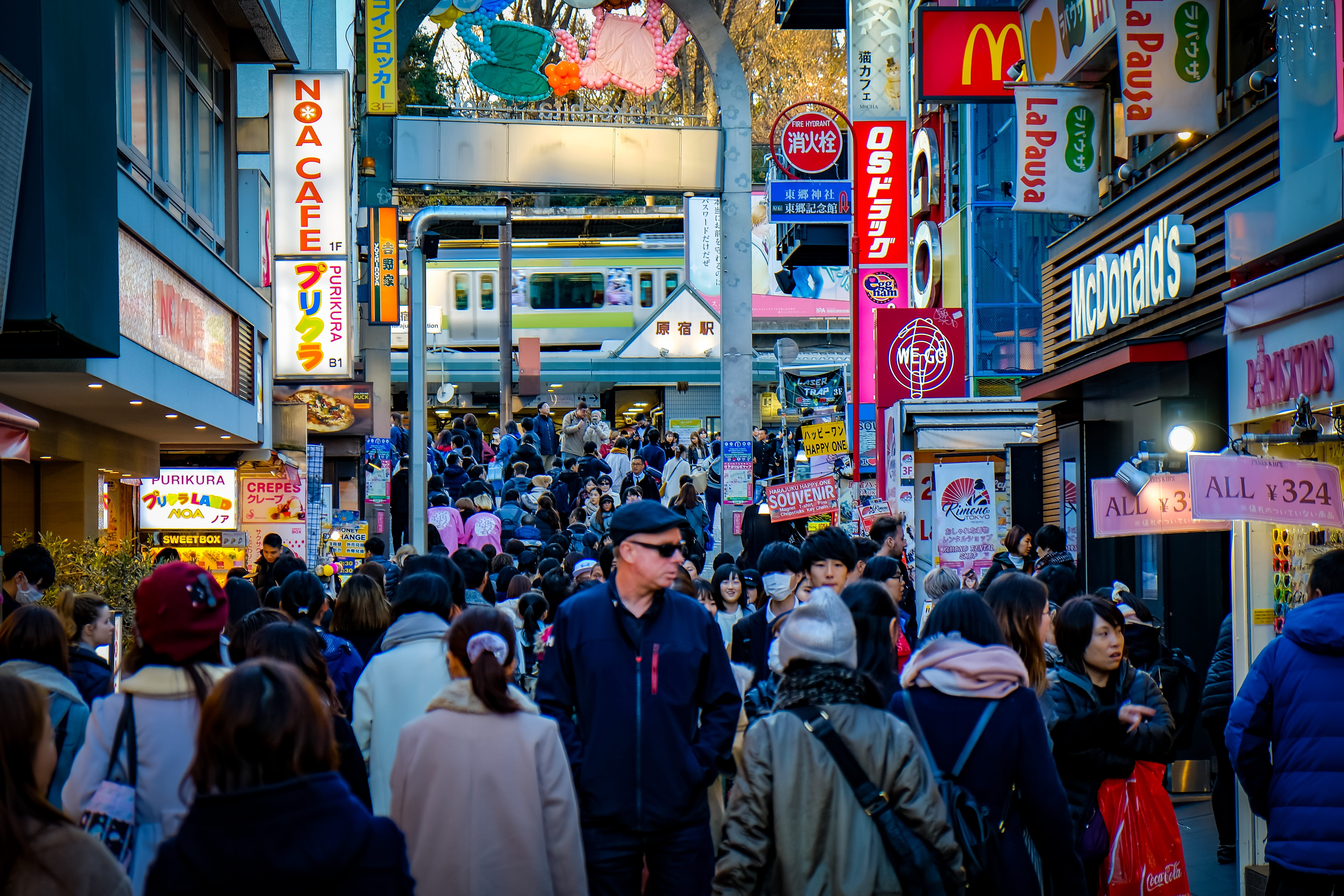 clothing, consumerism, men, communication, group of people, large group of people, city life, sunglasses, text, bazaar, adult, women, opposite, pedestrian, HD Wallpaper