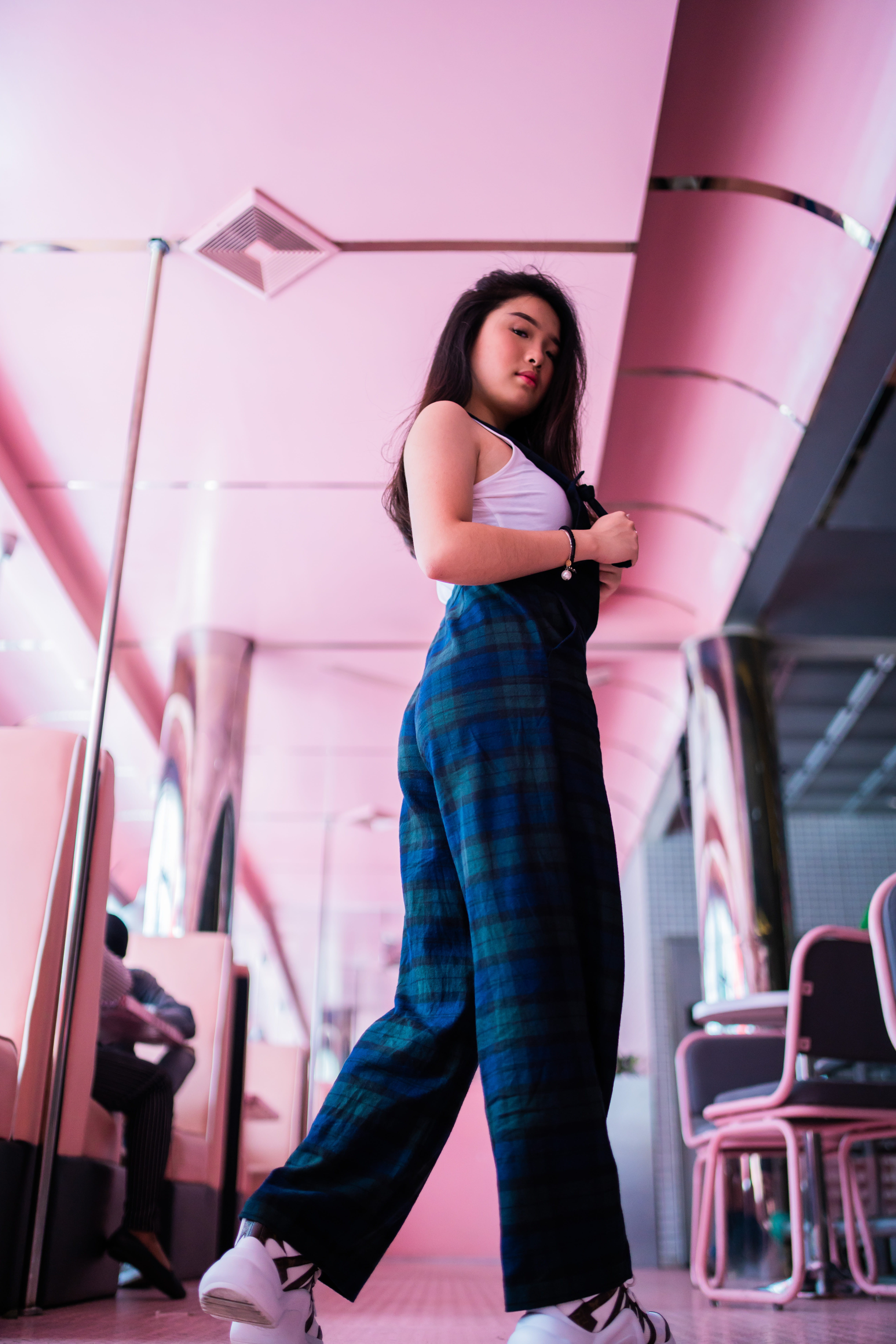 casual clothing, fashion, real people, looking at camera, beauty, indoors, diner, human, lifestyles, sleeve, pink color, portrait, hair, beautiful woman, Phone HD Wallpaper