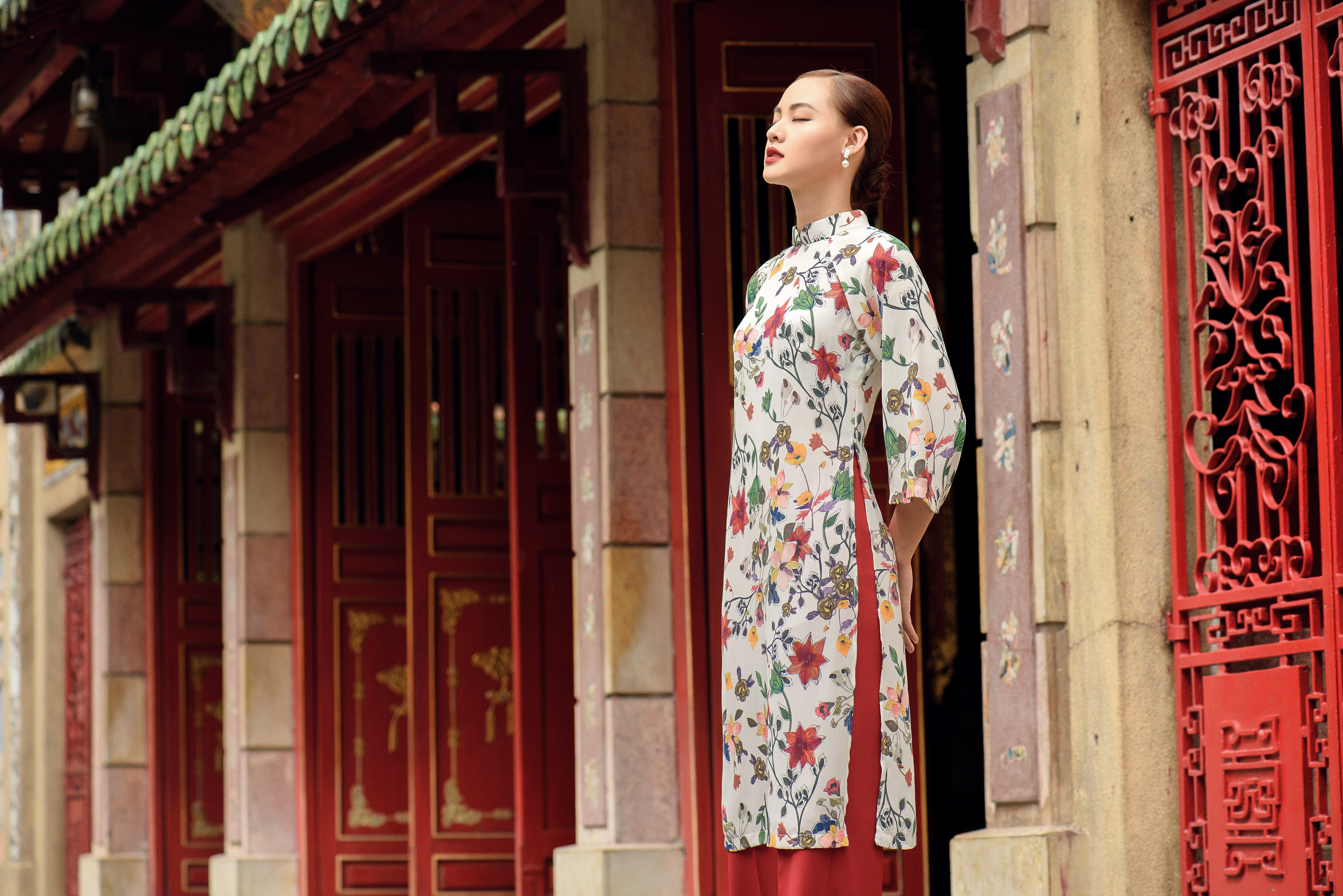 real people, outdoors, gown, focus, one person, architectural column, hardhat, door, contemplation, casual clothing, human, red, folding door, floral, evening dress, HD Wallpaper