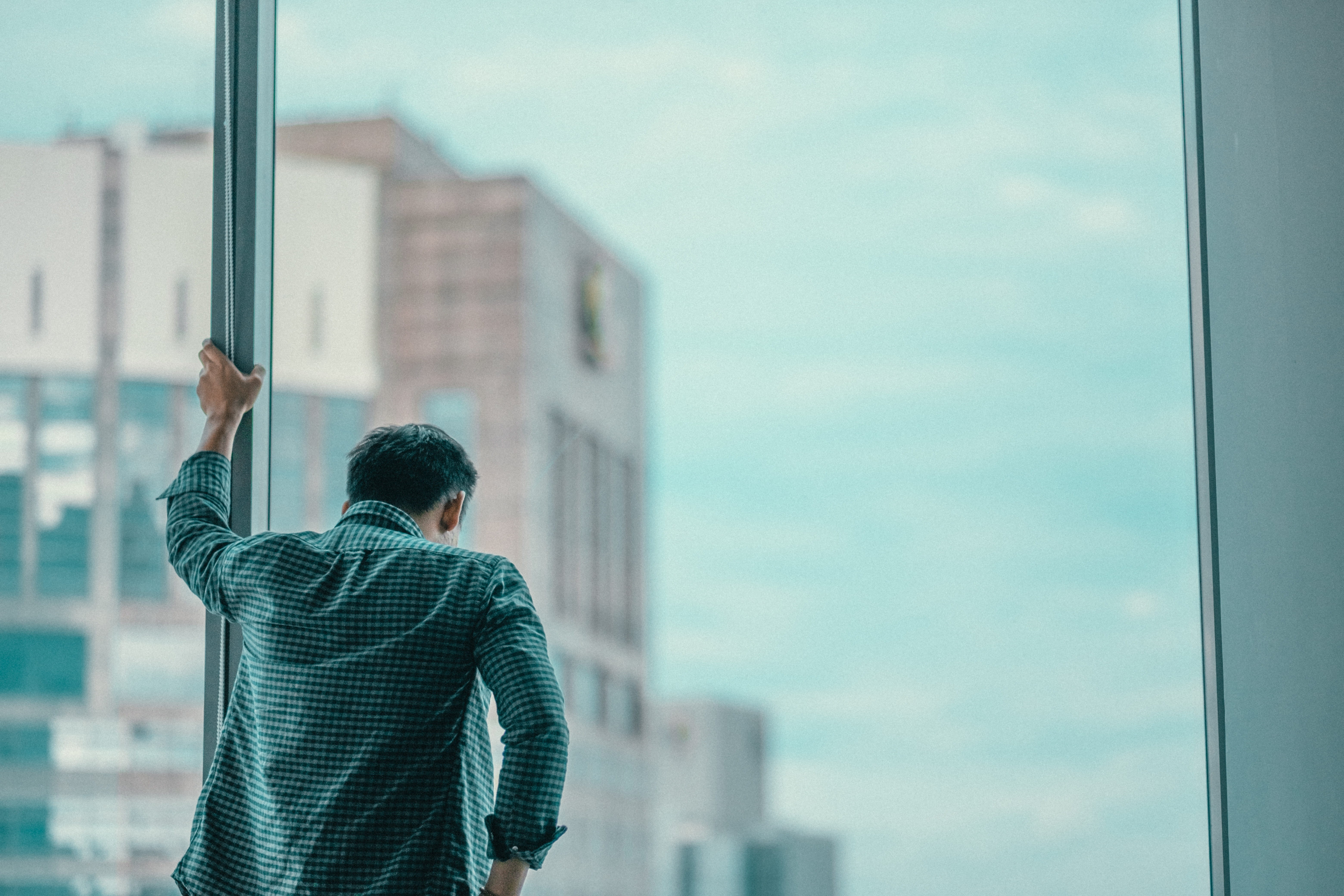 banister, glass, lifestyles, pedestrian, skyscraper, overcoat, glass - material, long sleeve, architecture, sleeve, clothing, sport, men, finger, stands, HD Wallpaper