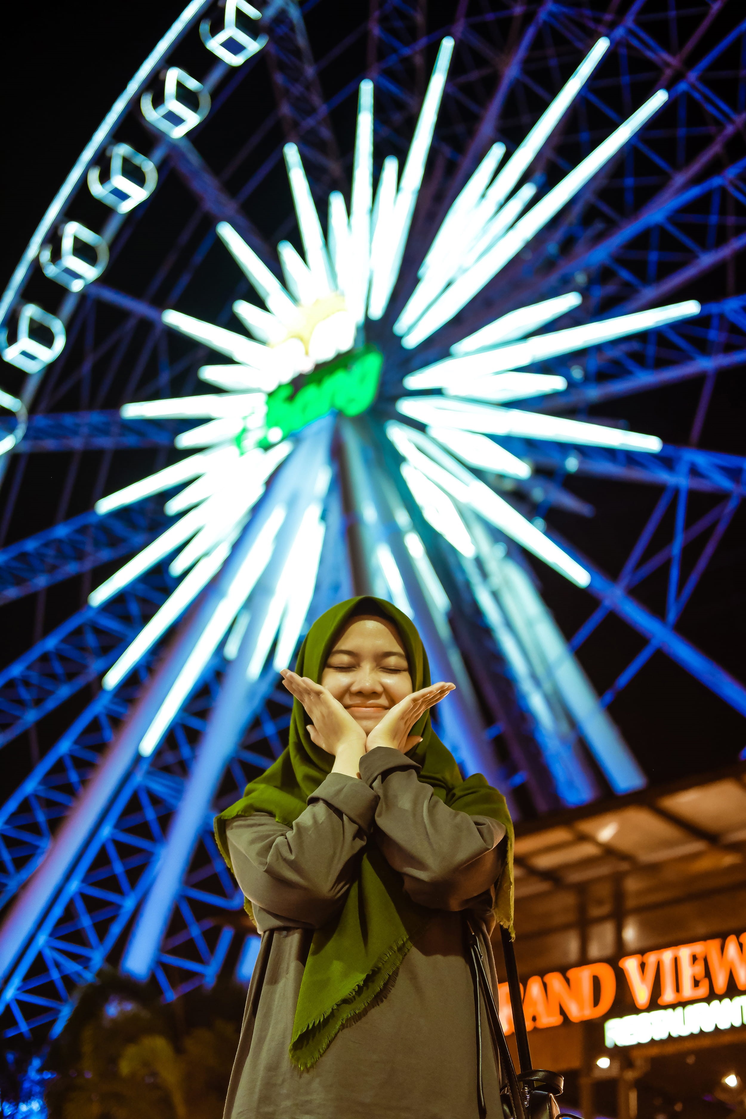thailand, nightlife, muslim, standing, architecture, front view, white, colorful, human, apparel, flower, petaled, enjoyment, 2K, lifestyles, crowd, theme park, Phone HD Wallpaper