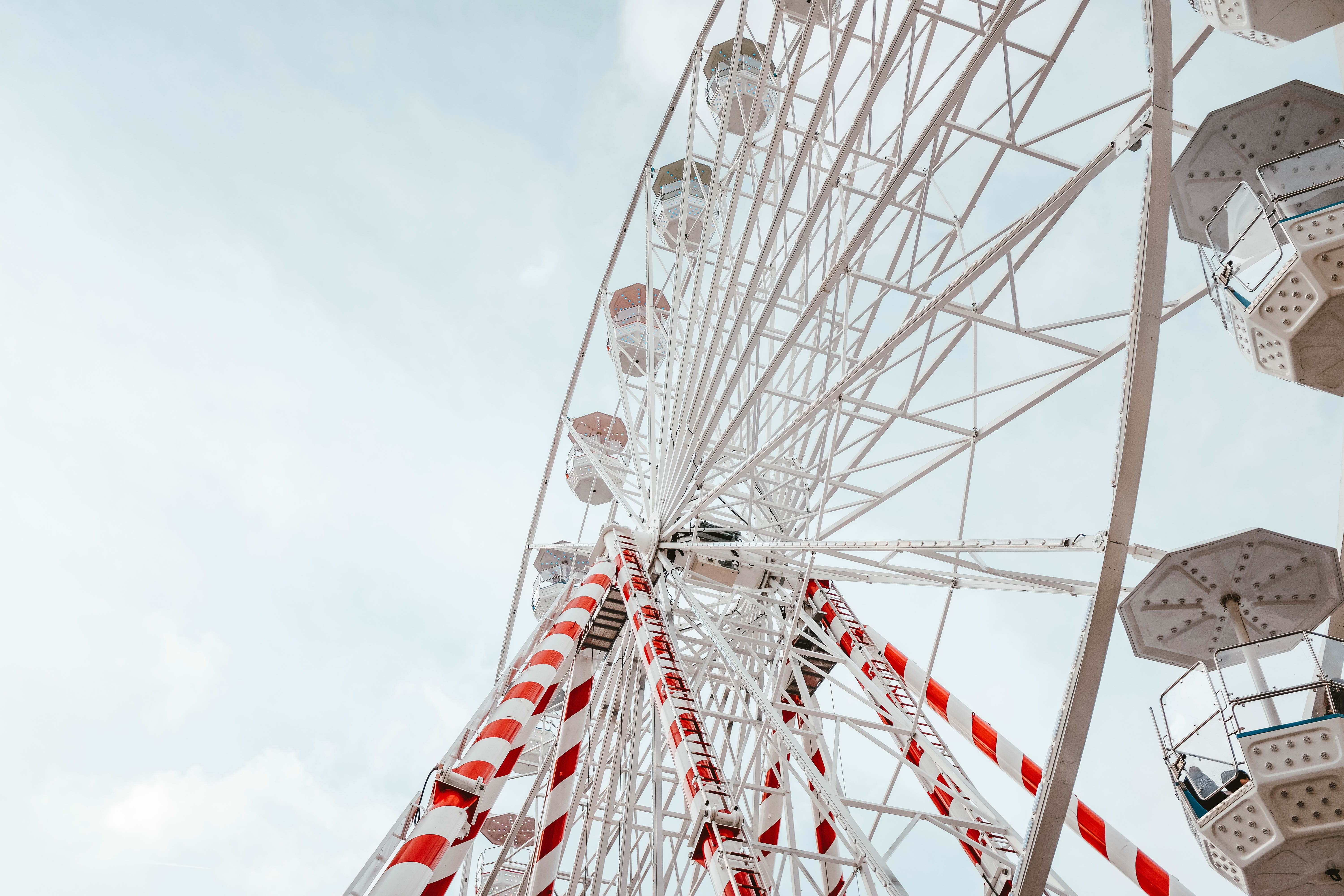 wheel, fairground, white, alloy wheel, sleeve, machine, shape, flag, day, tall - high, symbol, amusement park ride, outdoors, crowd, metal, leisure activity, HD Wallpaper