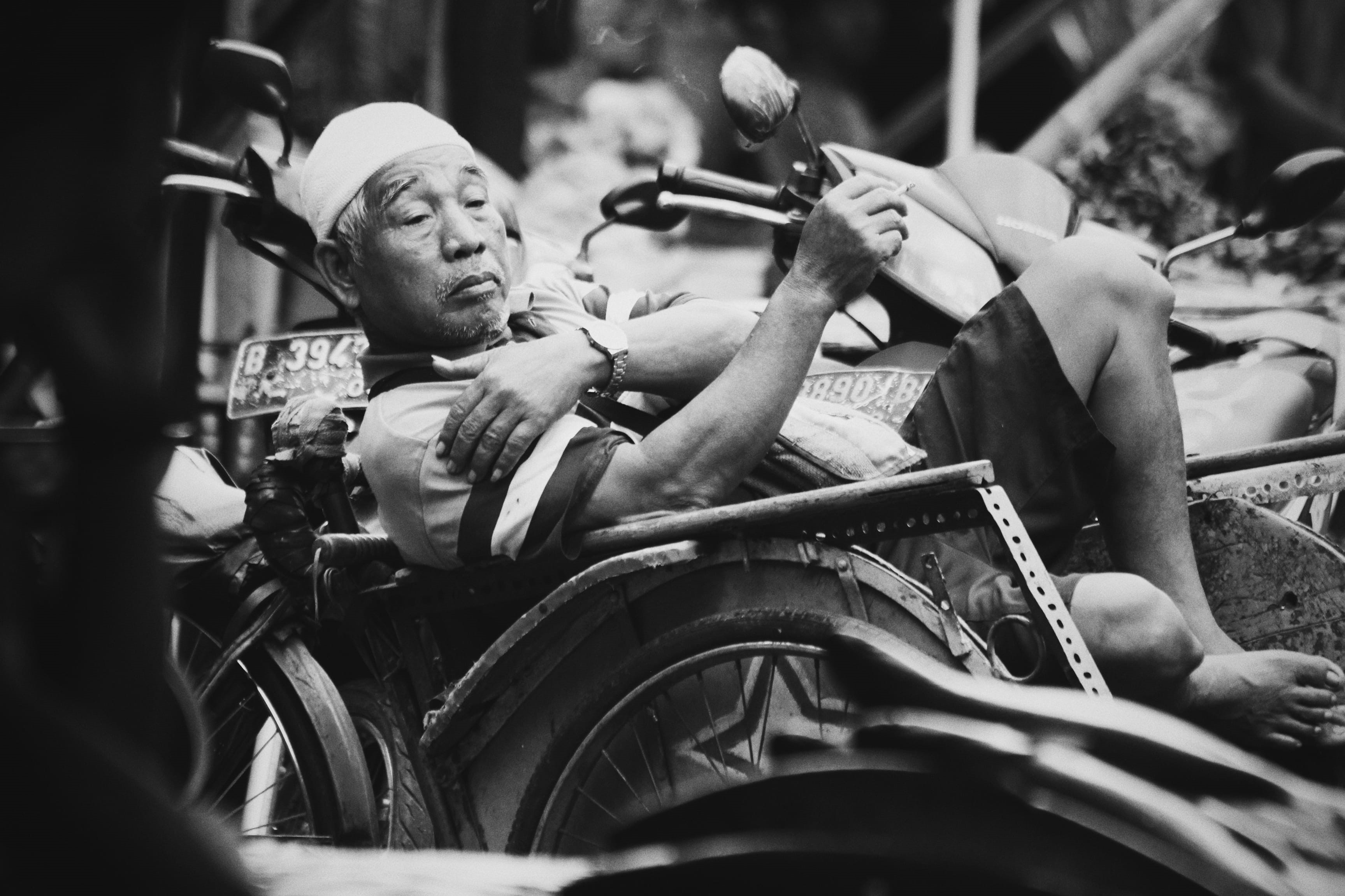 selective focus, incidental people, social issues, apparel, 2K, day, human representation, men, motorcycle, leisure activity, seat, amusement park, human, HD Wallpaper