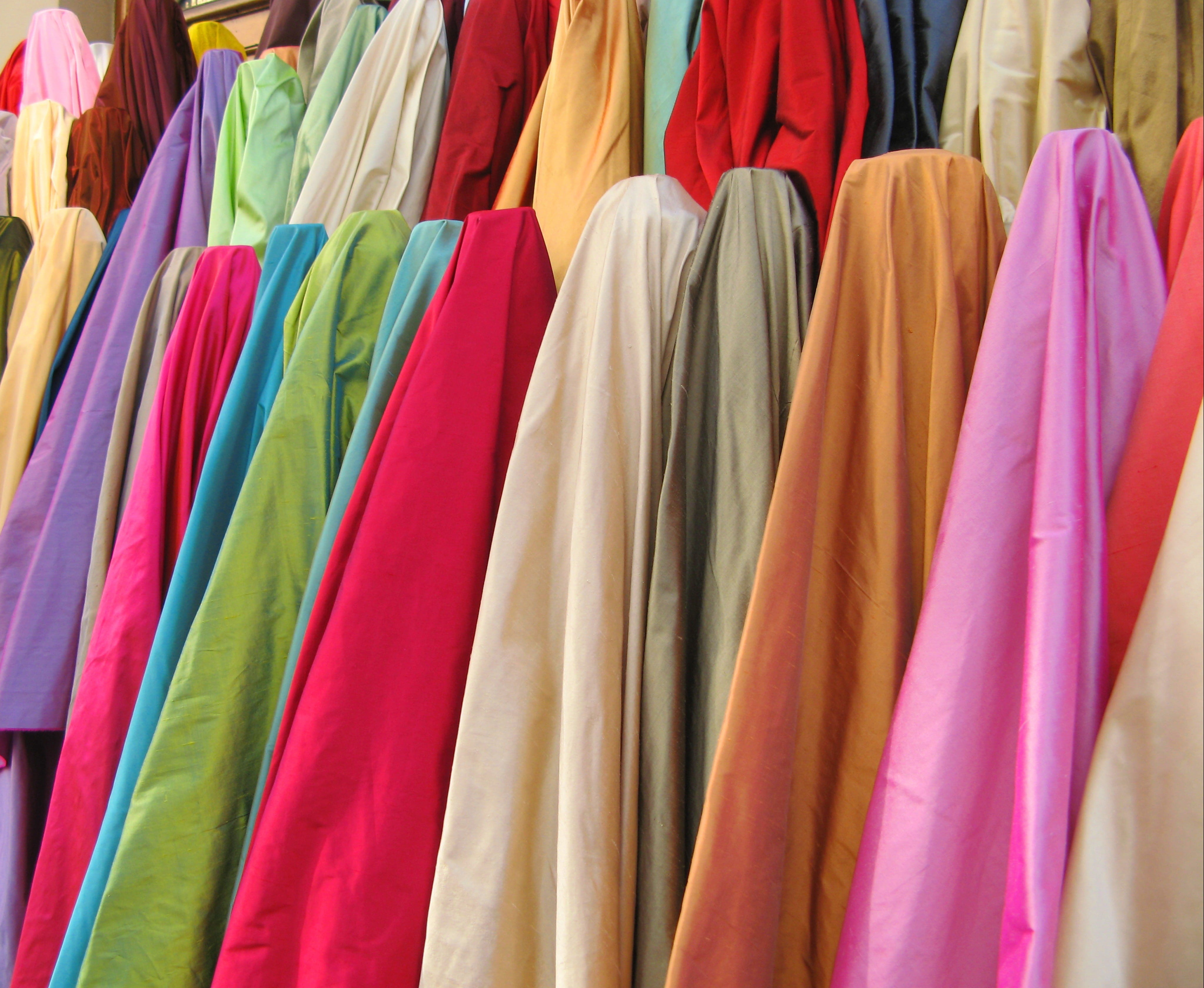 indoors, 4K, garment, sale, no people, fashion, side by side, in a row, choice, full frame, store, shopping, backgrounds, multi Colored, variation, large group of objects, HD Wallpaper