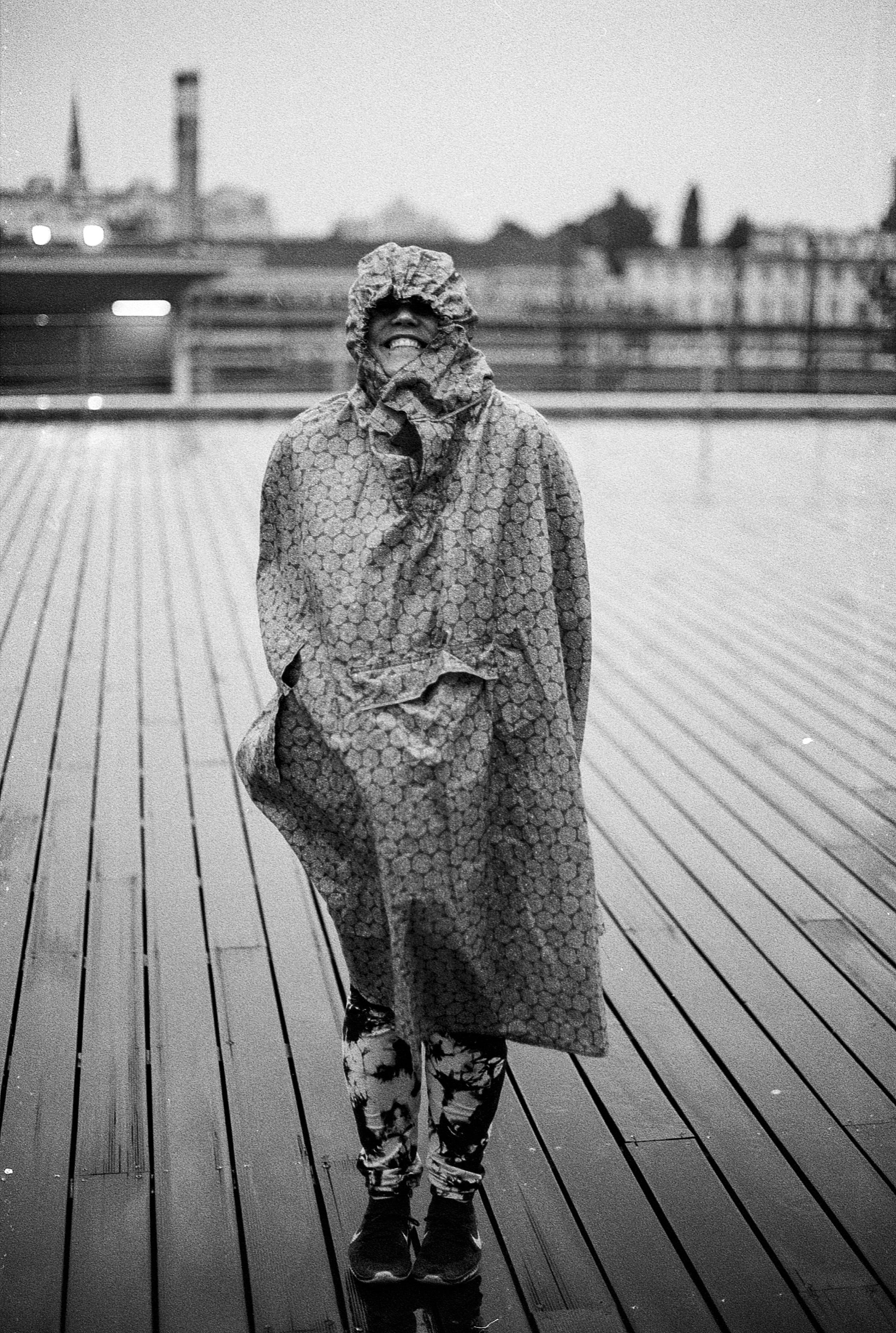 raincoat, one person, roof, women, focus on foreground, outdoors, smile, adult, day, nature, real people, water, clothing, happy, men, warm clothing, girl, Phone HD Wallpaper