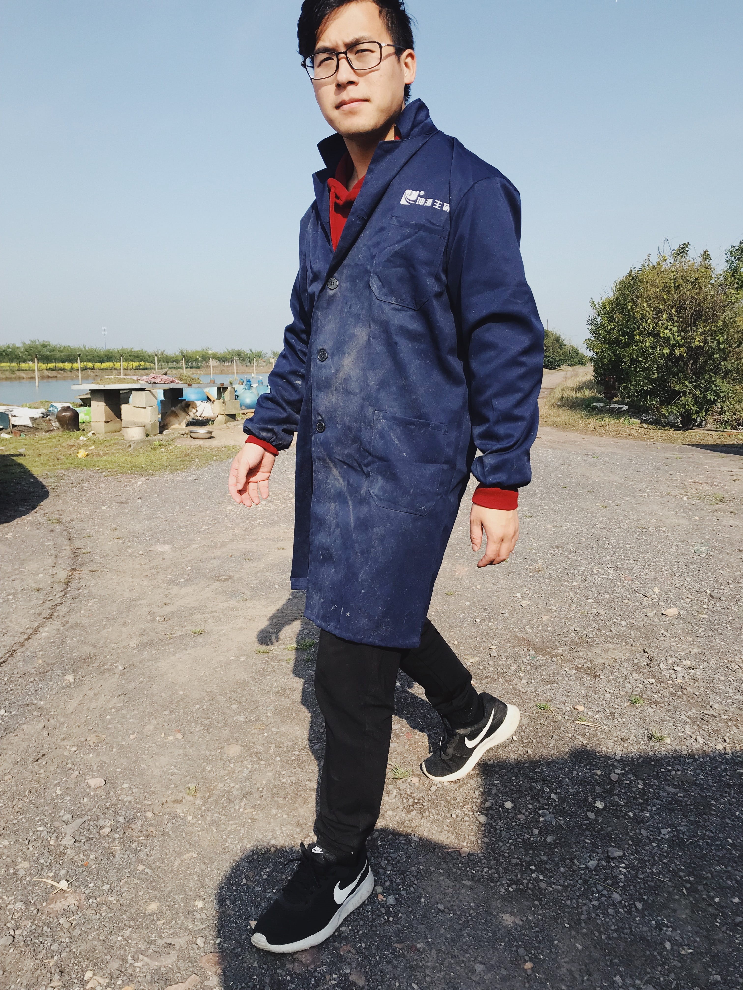 animal, shoe, one person, fish, human, casual clothing, coat, males, raincoat, footwear, lifestyles, 4K, trench coat, plant, apparel, sky, young adult, Phone HD Wallpaper