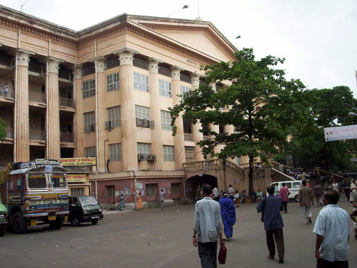 street, photos, built Structure, men, land vehicle, calcutta, urban Scene, city Life, day, Kolkata, medical college, building, motor vehicle, women, college, HD Wallpaper