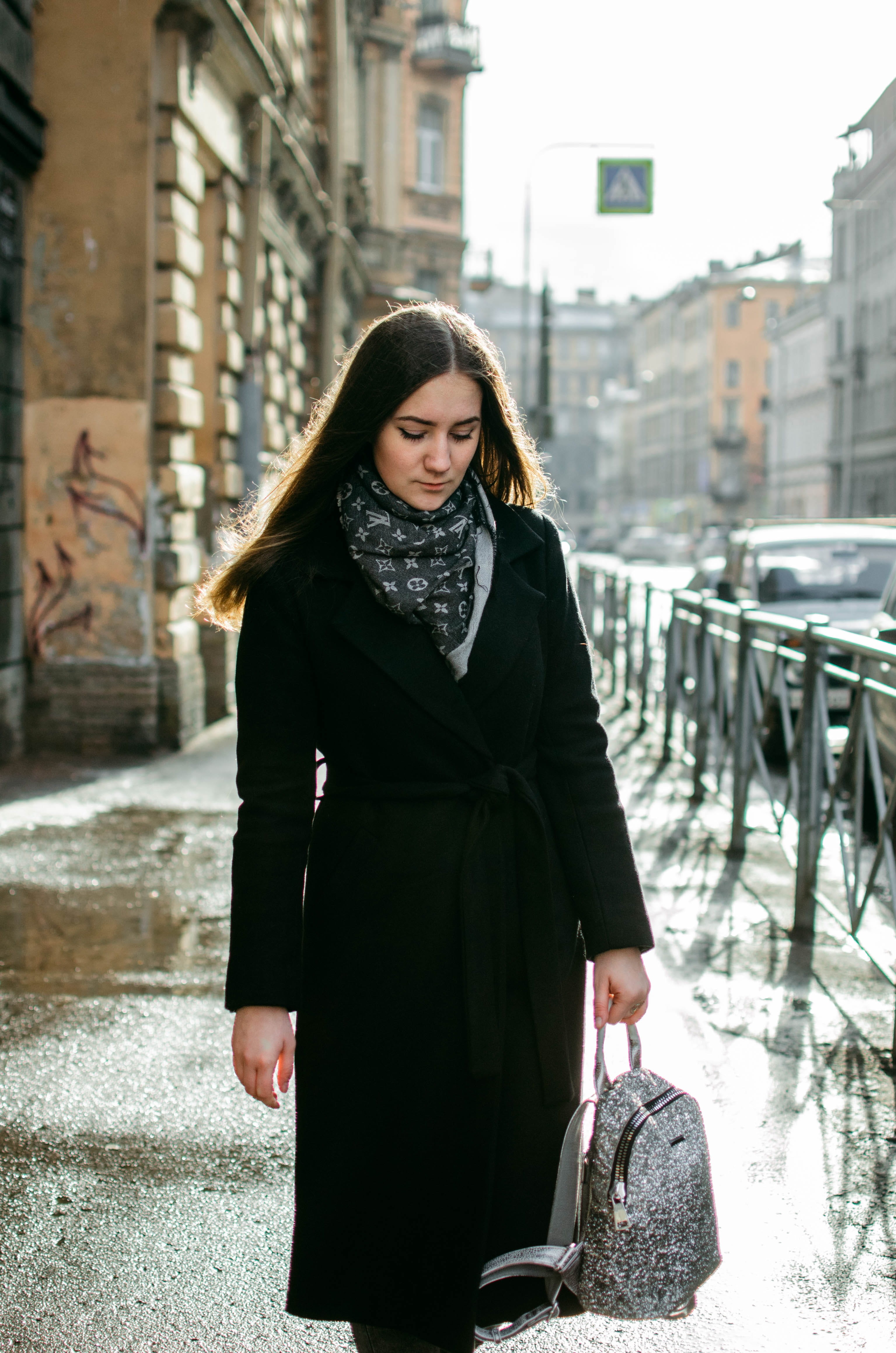 building exterior, beauty, beautiful woman, winter, hairstyle, lifestyles, one person, coat, bag, woman, outdoors, black, women, 4K, carrying, real people, Phone HD Wallpaper
