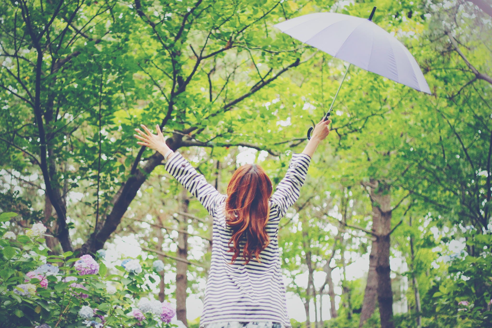 hands, happiness, outdoors, stripe, day, human arm, carefree, autumn, park - Man Made Space, black, beauty, limb, standing, plants, people, joy, relaxation, HD Wallpaper