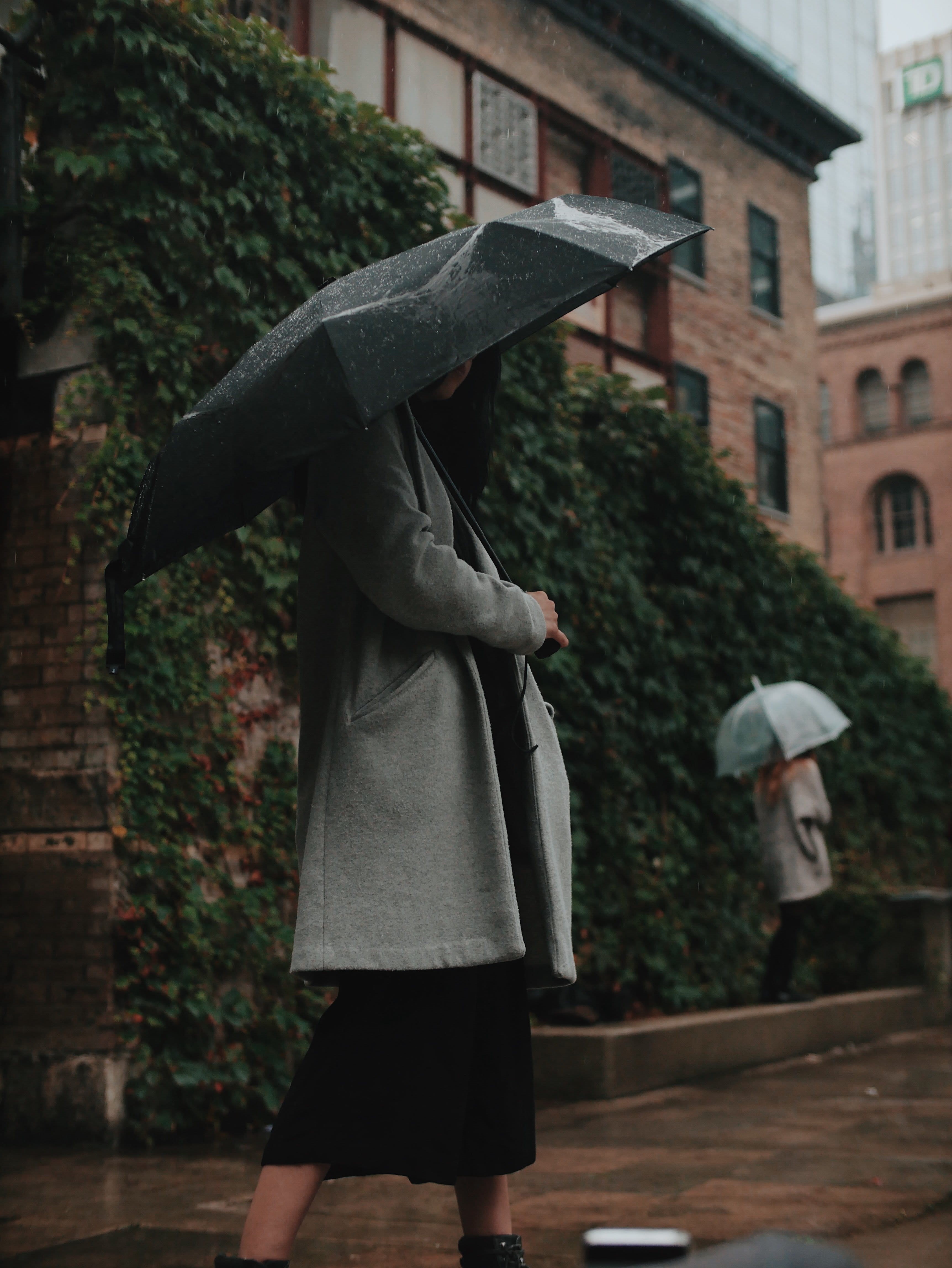 rainy, photo, clothing, standing, real people, building exterior, rainy day, day, representation, built structure, dark, women, holding, leisure activity, Phone HD Wallpaper