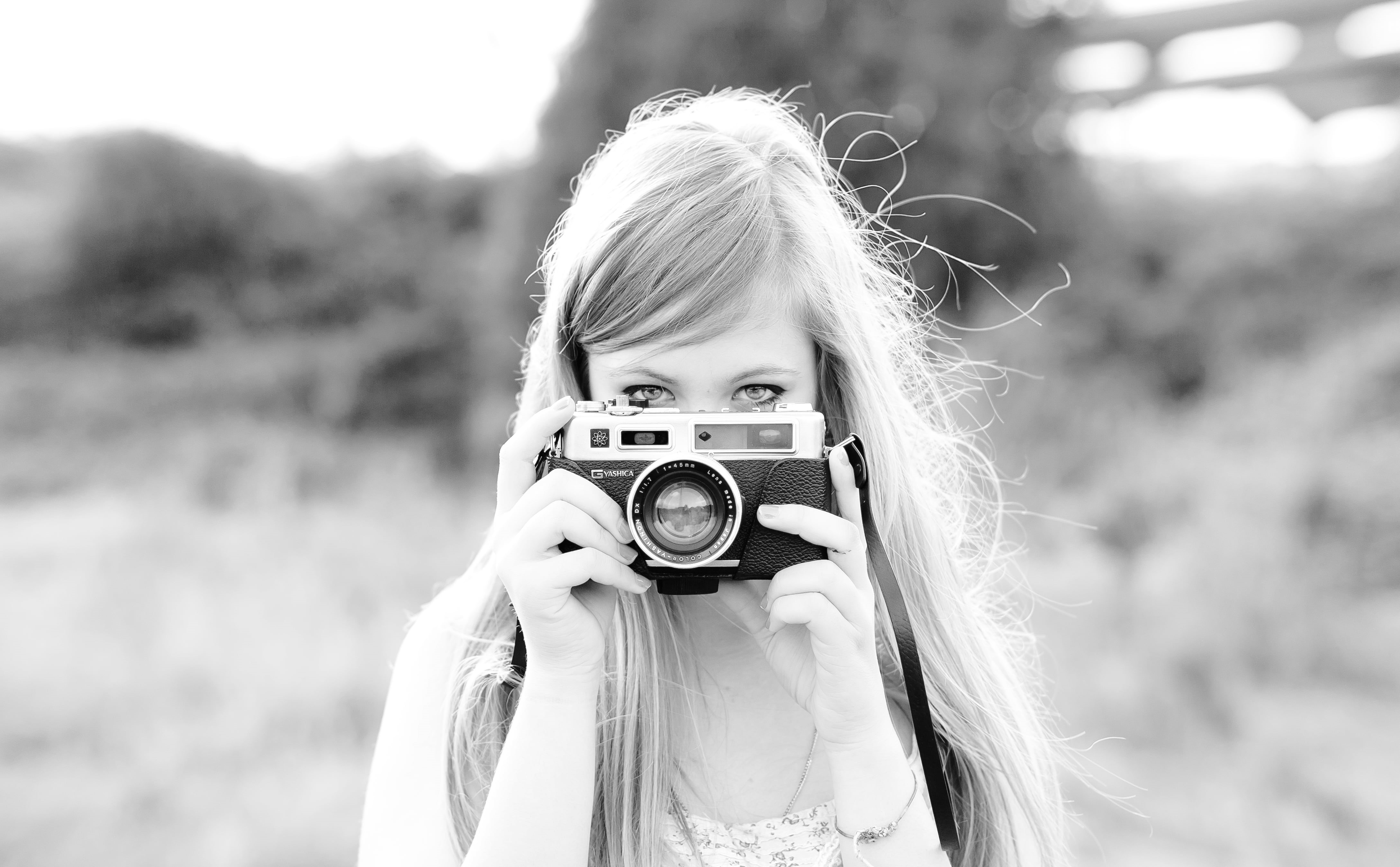camara, females, retro Styled, retro, canon, one Person, DoF, camera, selective focus, bokeh, yashica, Blanco, outdoors, old-fashioned, photography, woman, HD Wallpaper