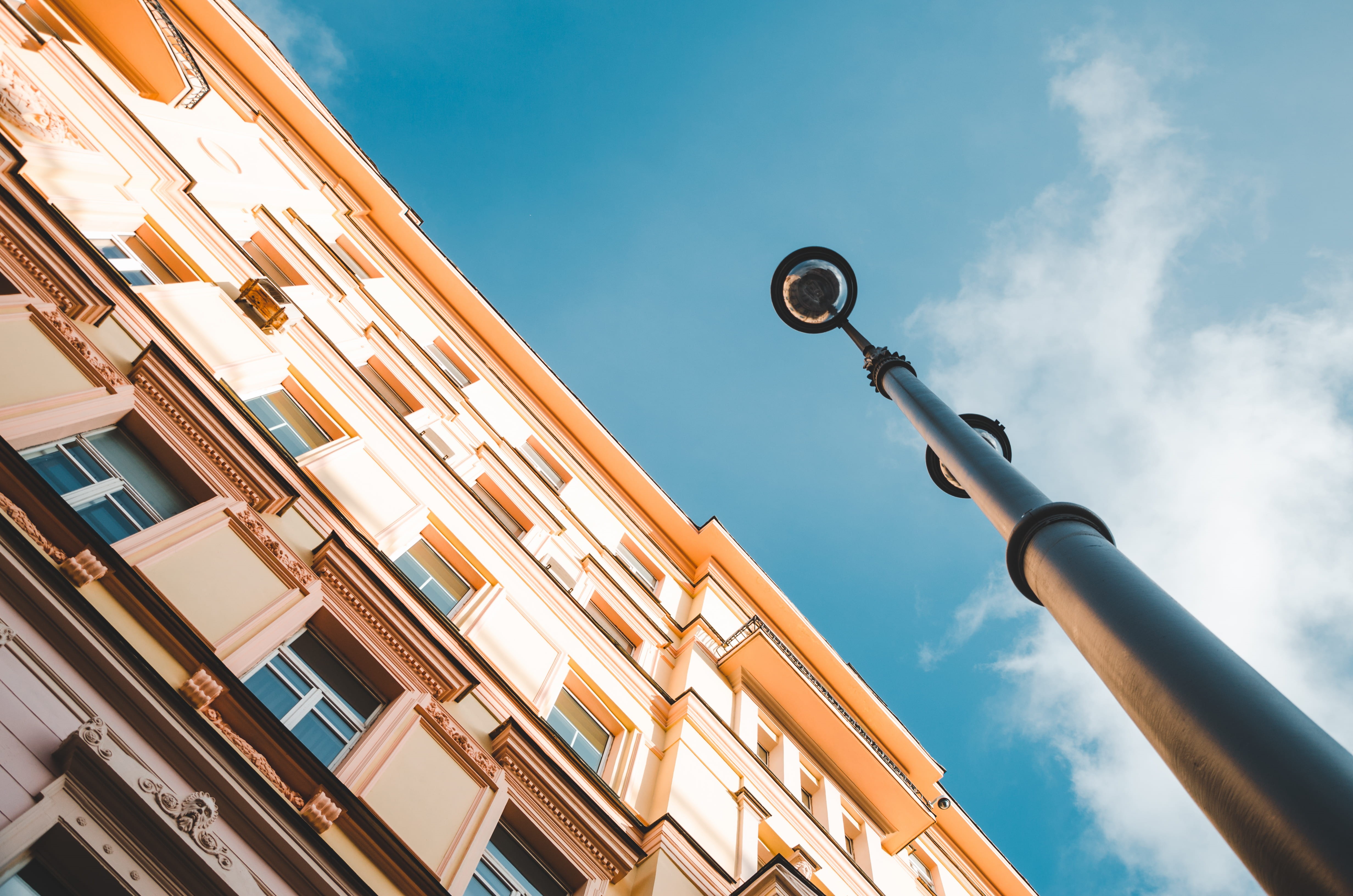 sky, cloud - sky, no people, up, ciudad, building exterior, blue, gray, cloud, lamppost, directly below, perspectiva, pole, apartment, day, metal, lighting equipment, HD Wallpaper