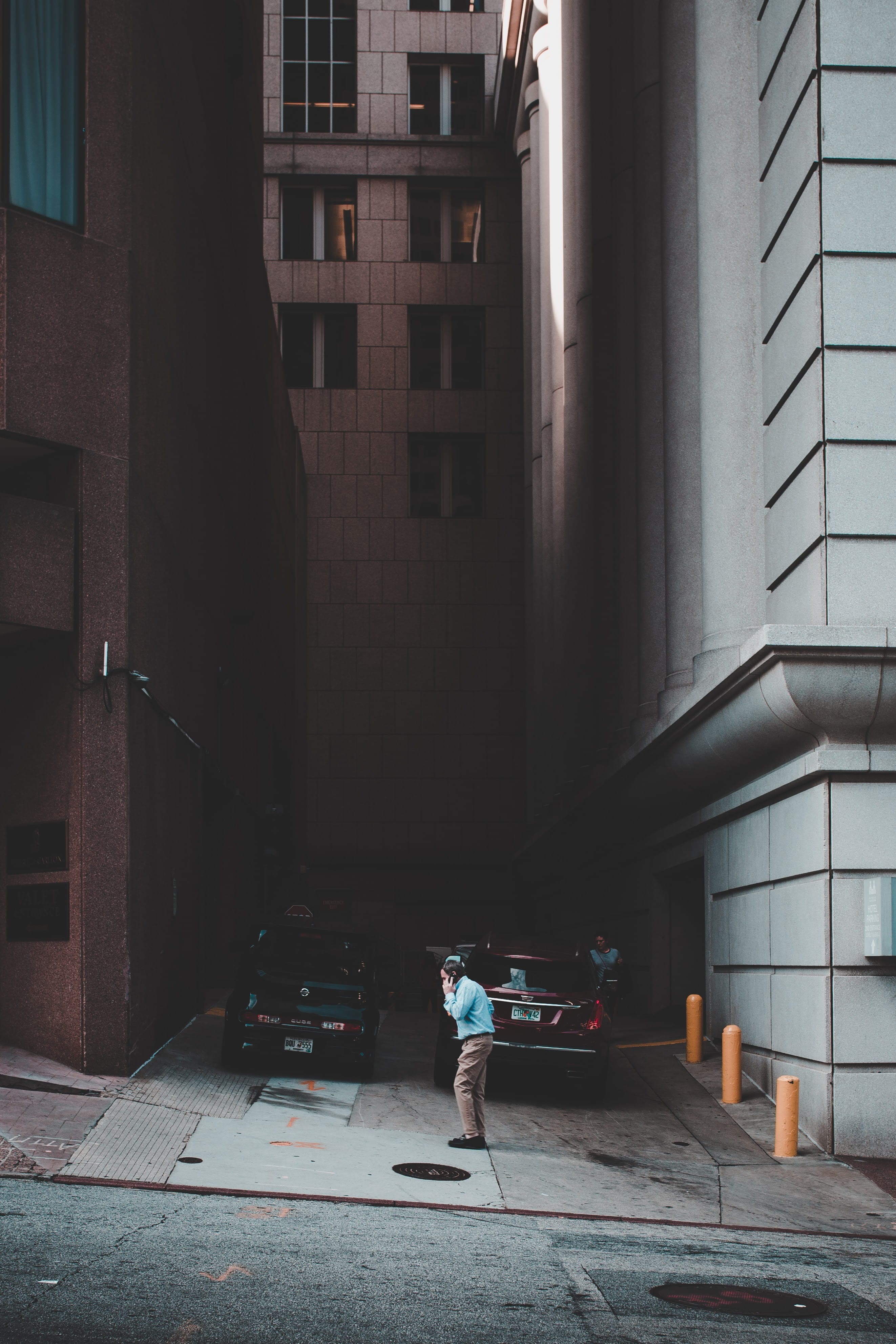 walking, dark, road, tourist, parked, rear view, 4K, sunlight, real people, near, moody, built structure, lifestyles, man, person, building, architecture, Phone HD Wallpaper
