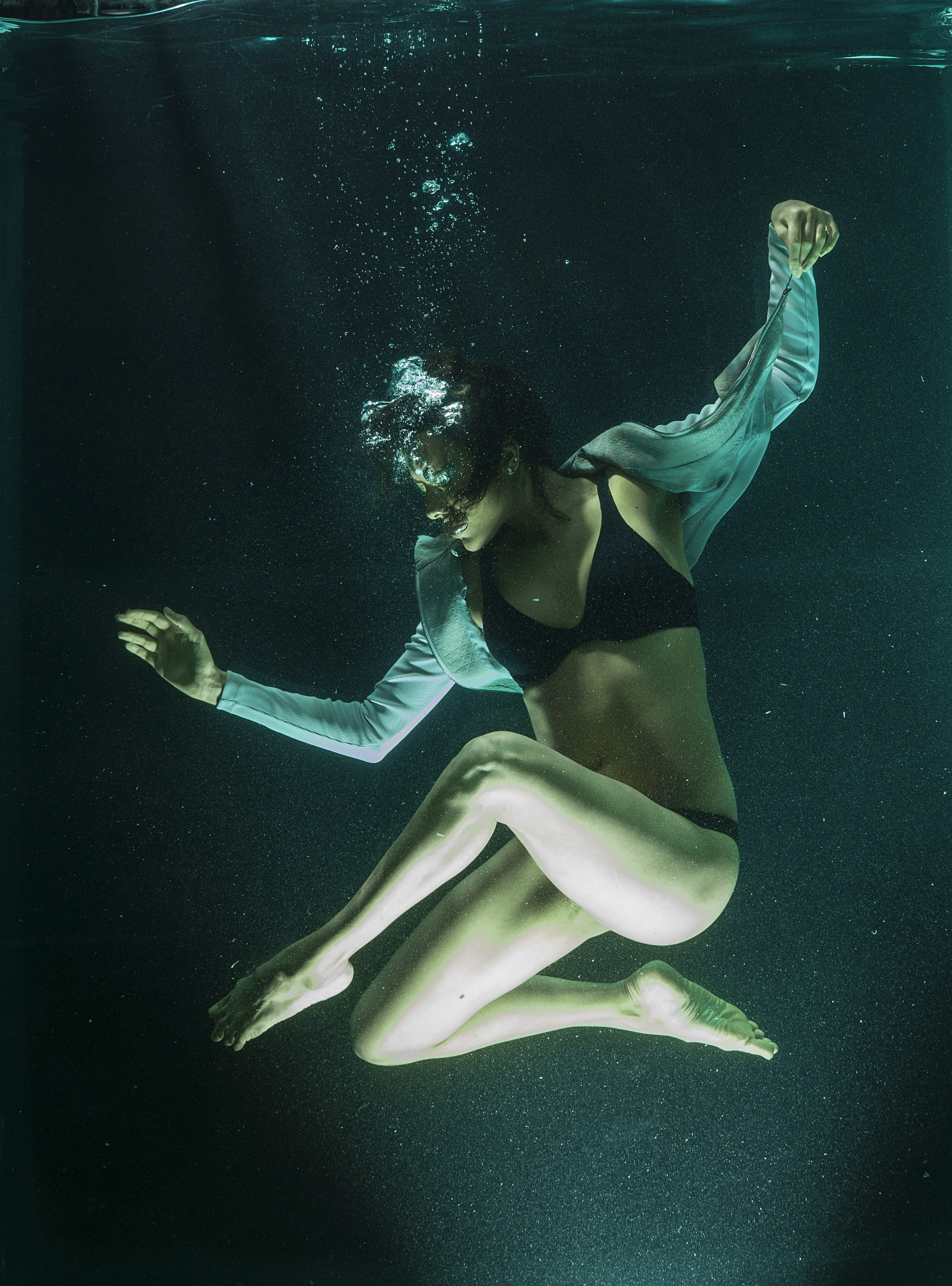 life, dark, women, female, bubble, adult, hairstyle, ideas, breath, full length, ocean, Tank, contemporary, swimming, model, marine, pool, undersea, beautiful woman, Phone HD Wallpaper