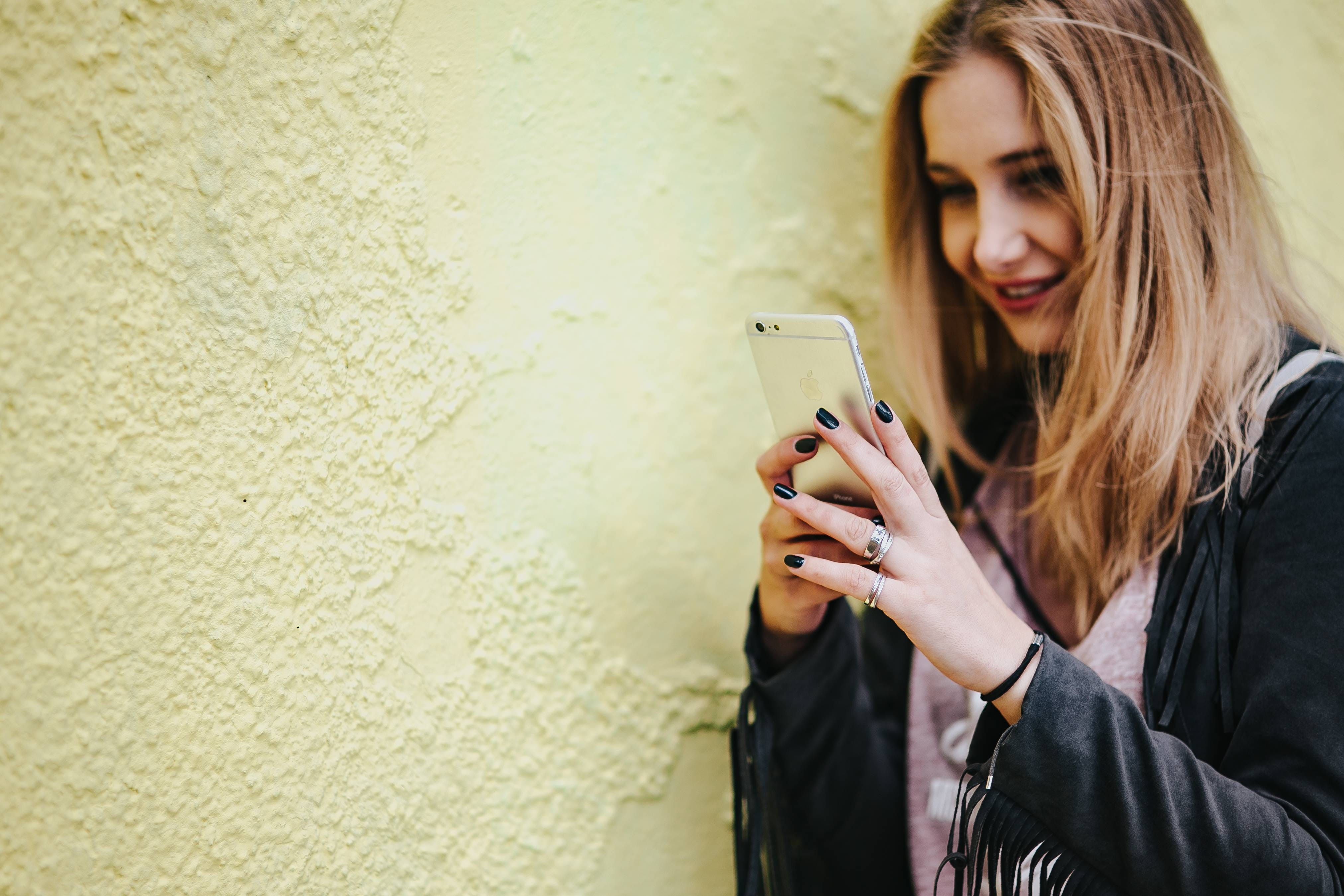beautiful, smart Phone, portable information device, outdoors, wireless technology, caucasian Ethnicity, lifestyles, green, ripped, telephone, 4K, connection, HD Wallpaper
