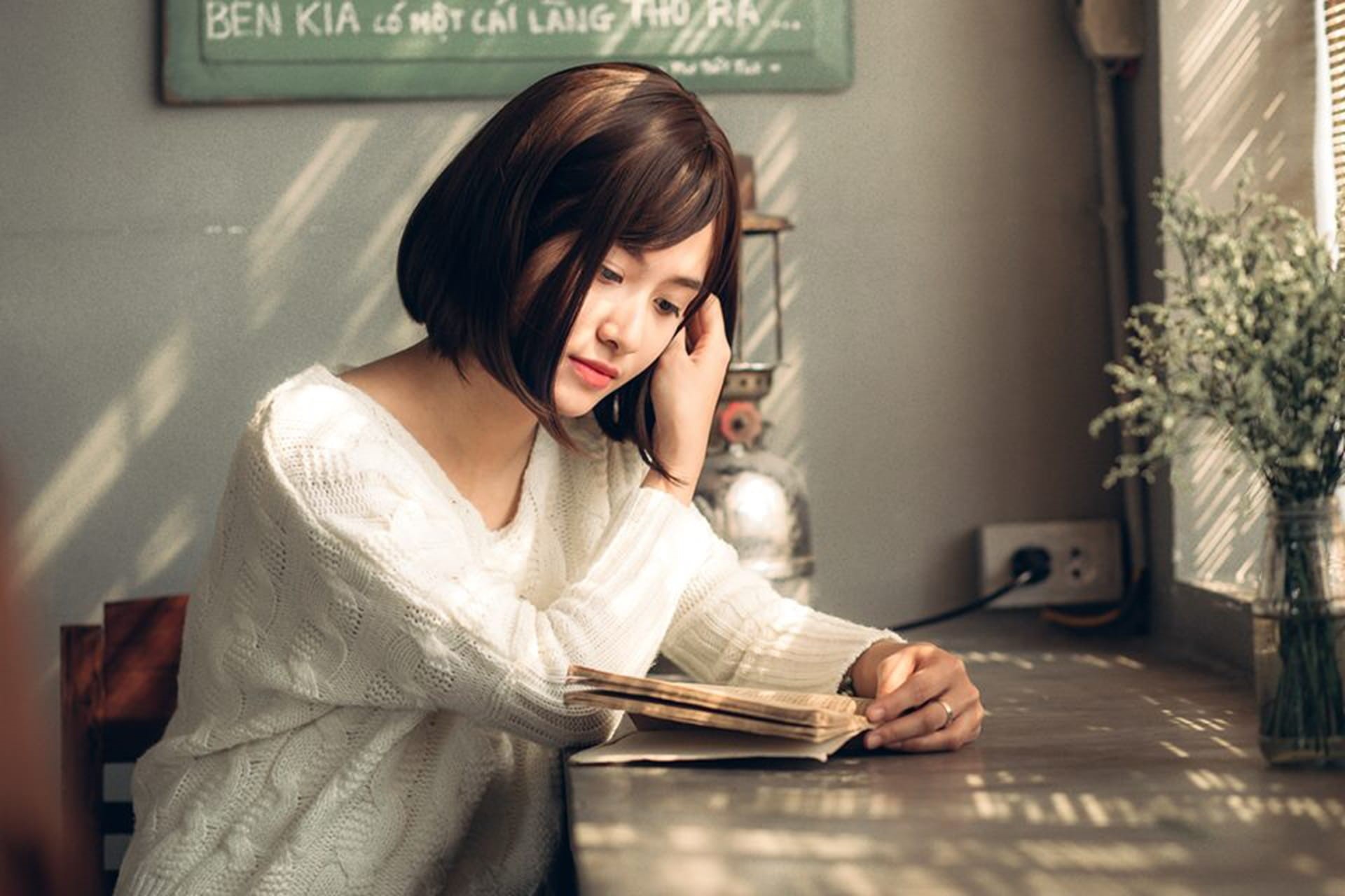 camera raw, technology, long, communication, one Woman Only, indoors, cafe, people, business finance and industry, females, beauty, women, sitting, adults only, HD Wallpaper