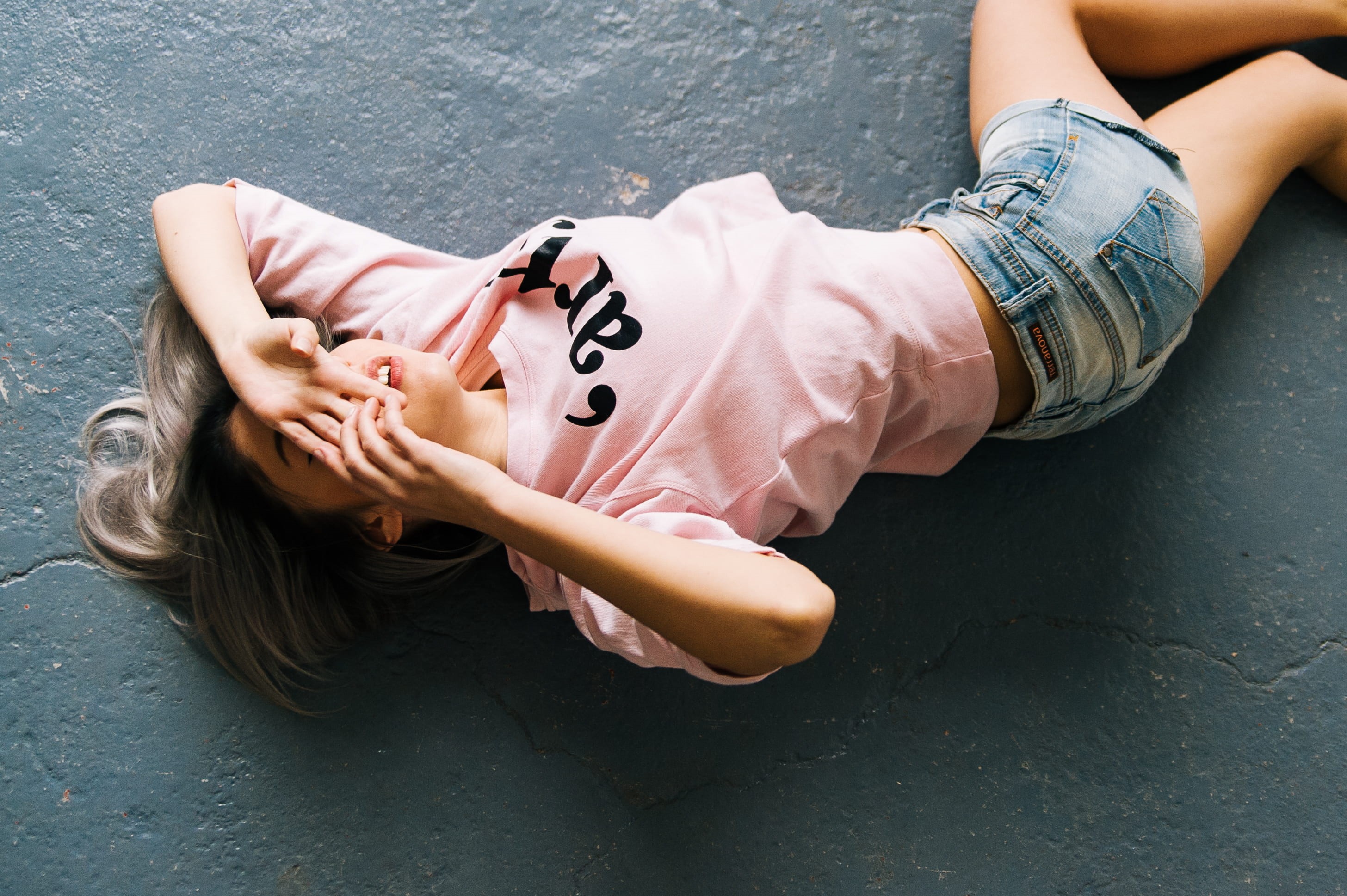 pink, t, fashion, woman, lying down, 2K, hair, human body part, shirt, body, hairstyle, wear, beauty, wearing, blue, female, human hand, neck, girl, beautiful woman, HD Wallpaper