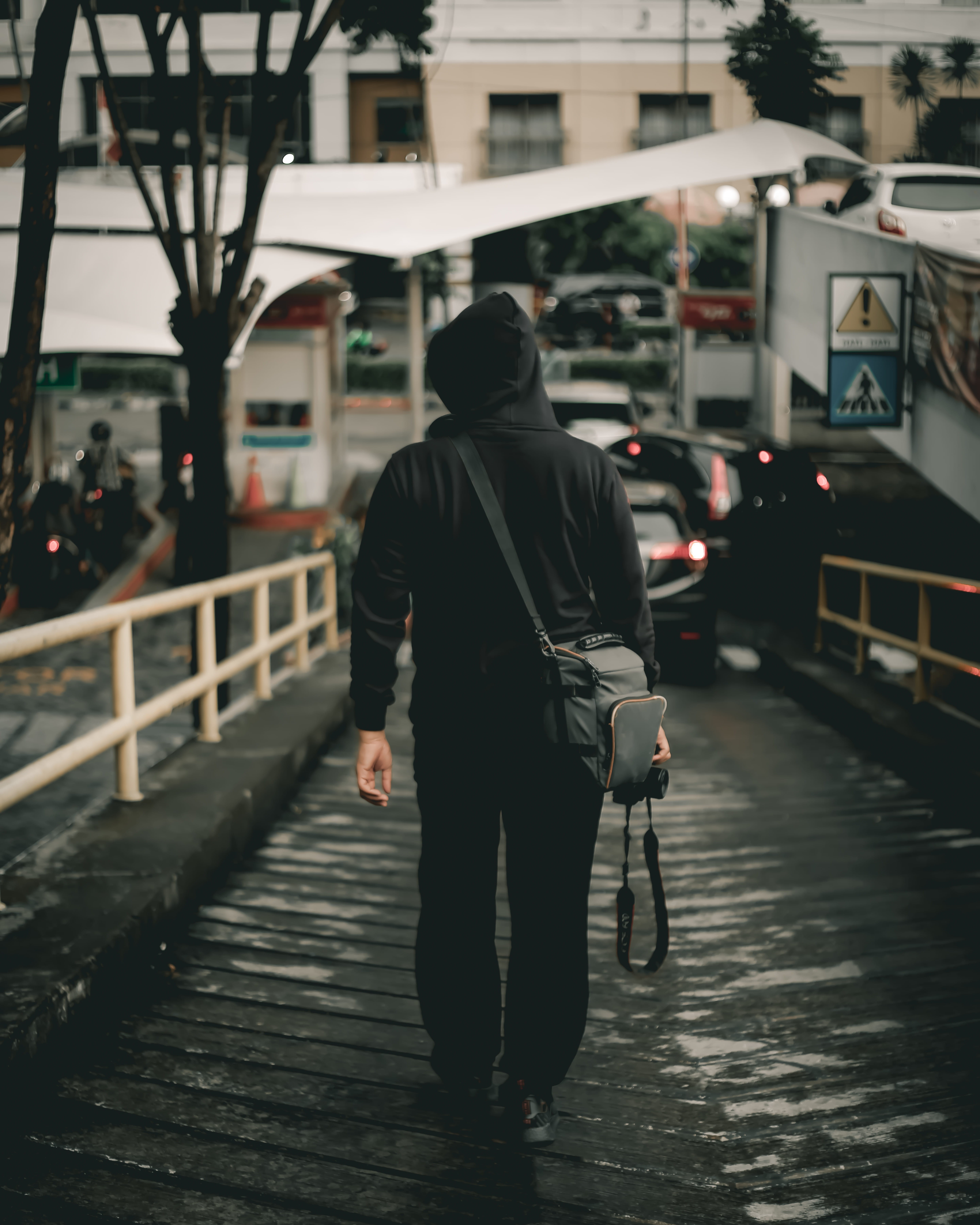 5K, dslr, focus on foreground, lifestyles, street, mode of transportation, back, city life, road, rails, outdoors, beside, real people, walking, architecture, Phone HD Wallpaper