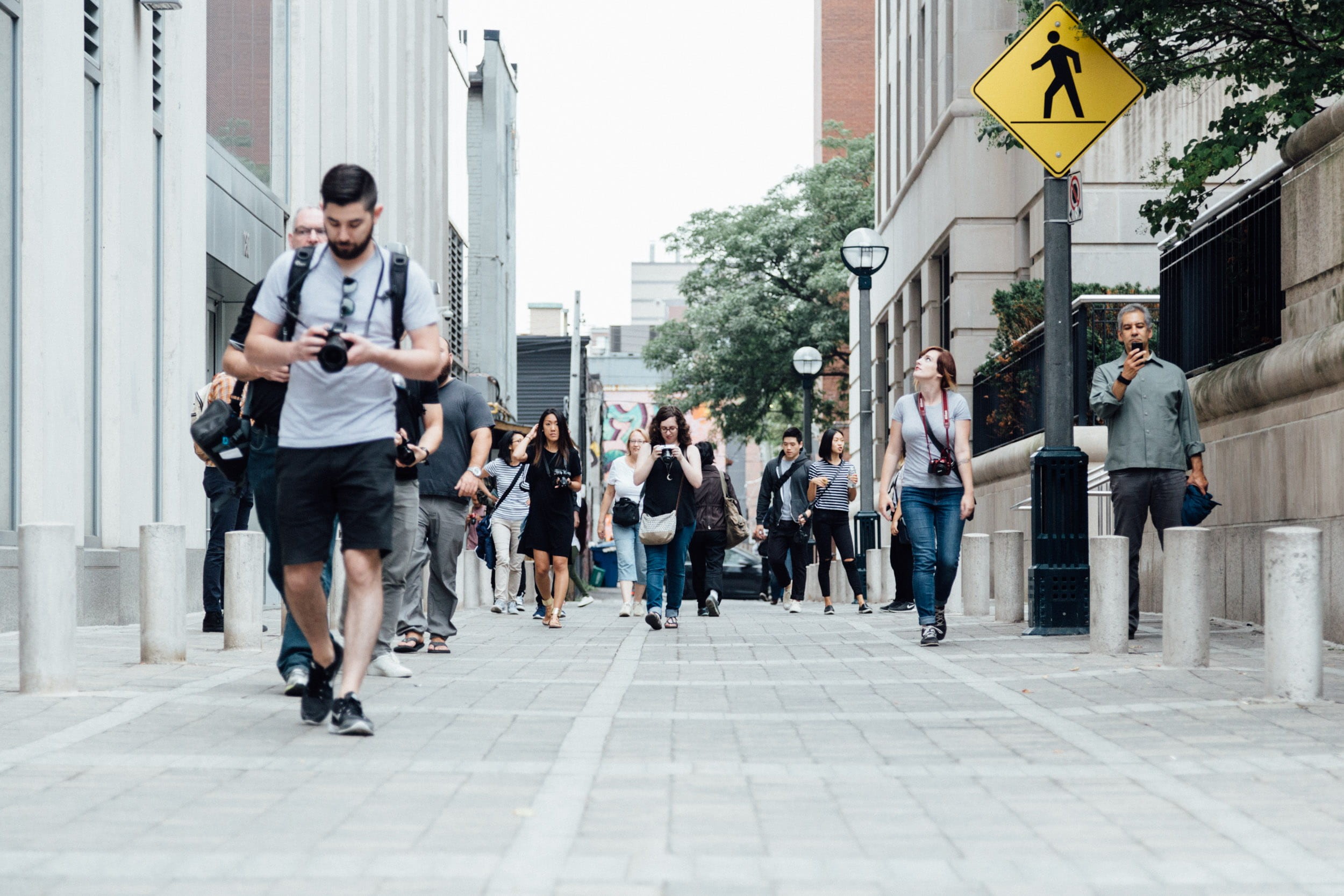 women, young adult, sidewalk, person, street, architecture, man, casual clothing, camera, men, distracted, city life, way, city, front view, sign, walkway, HD Wallpaper