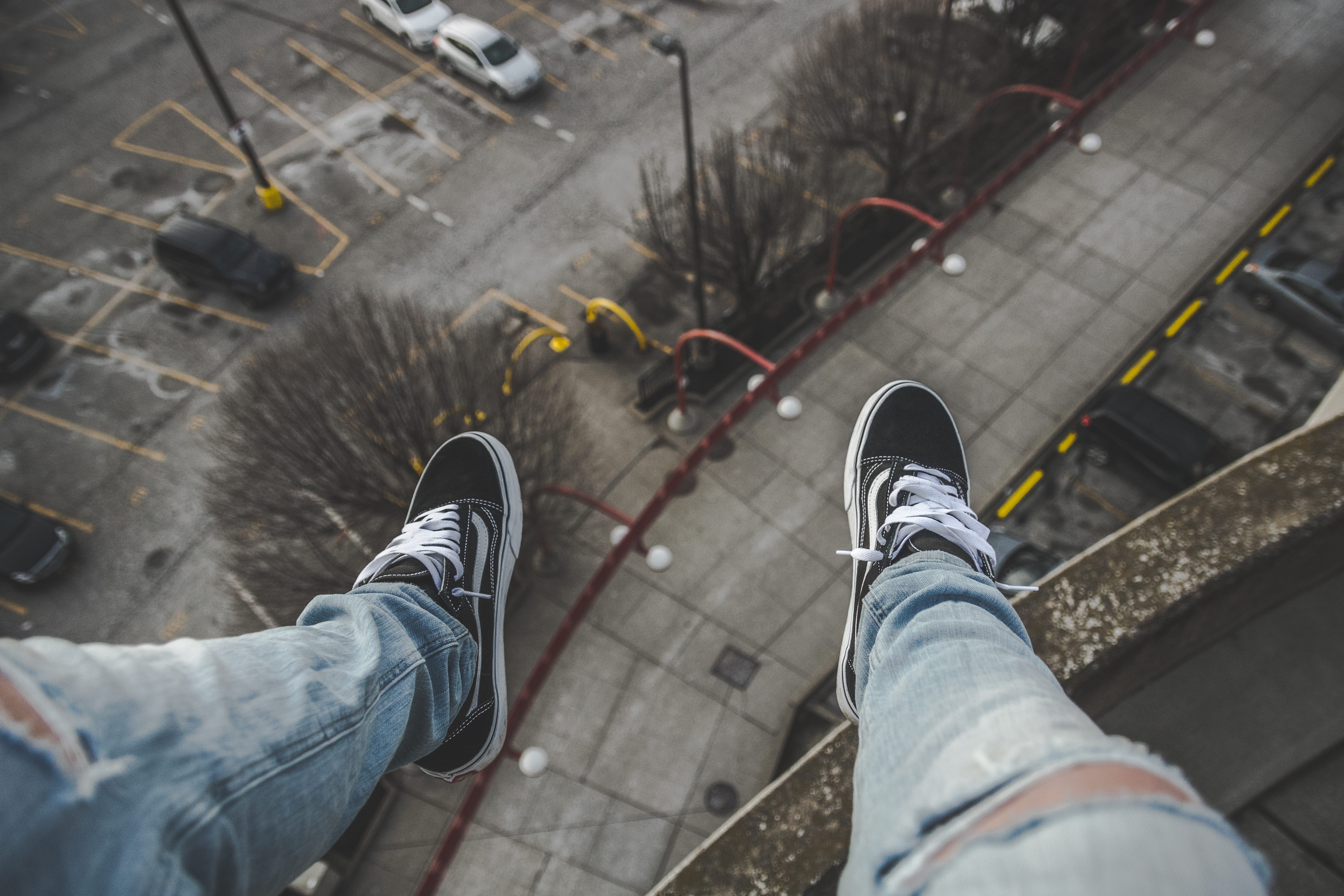 real people, city, selective, human body part, one Person, architecture, shoe, handing, cap park, personal perspective, footpath, low section, street, people, HD Wallpaper