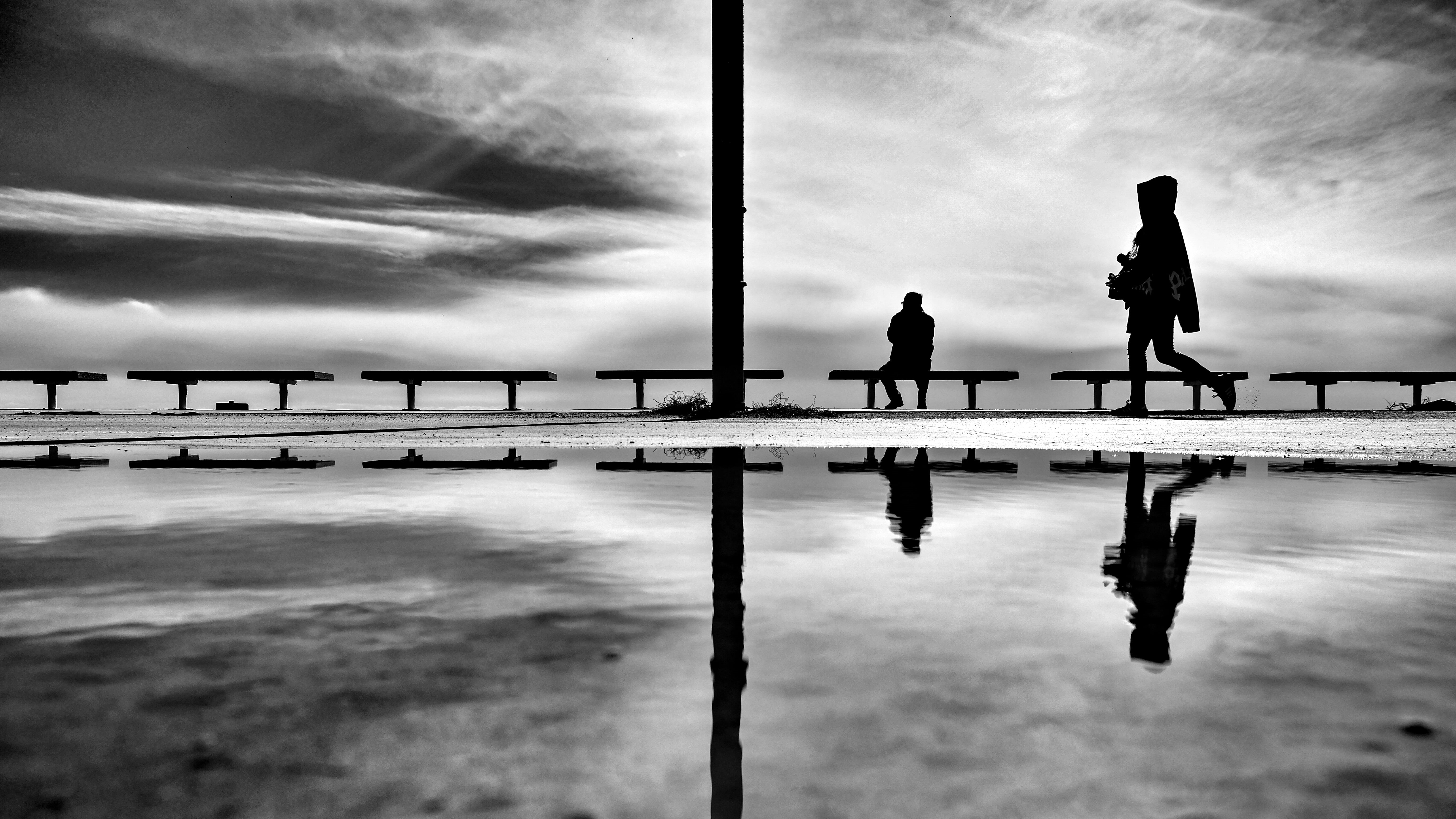 5K, silhouette, outdoors, black And White, beach, sidewalk, walking, water, silhouettes, sunset, person, blackandwhite, walking on, people, sea, monochrome, HD Wallpaper