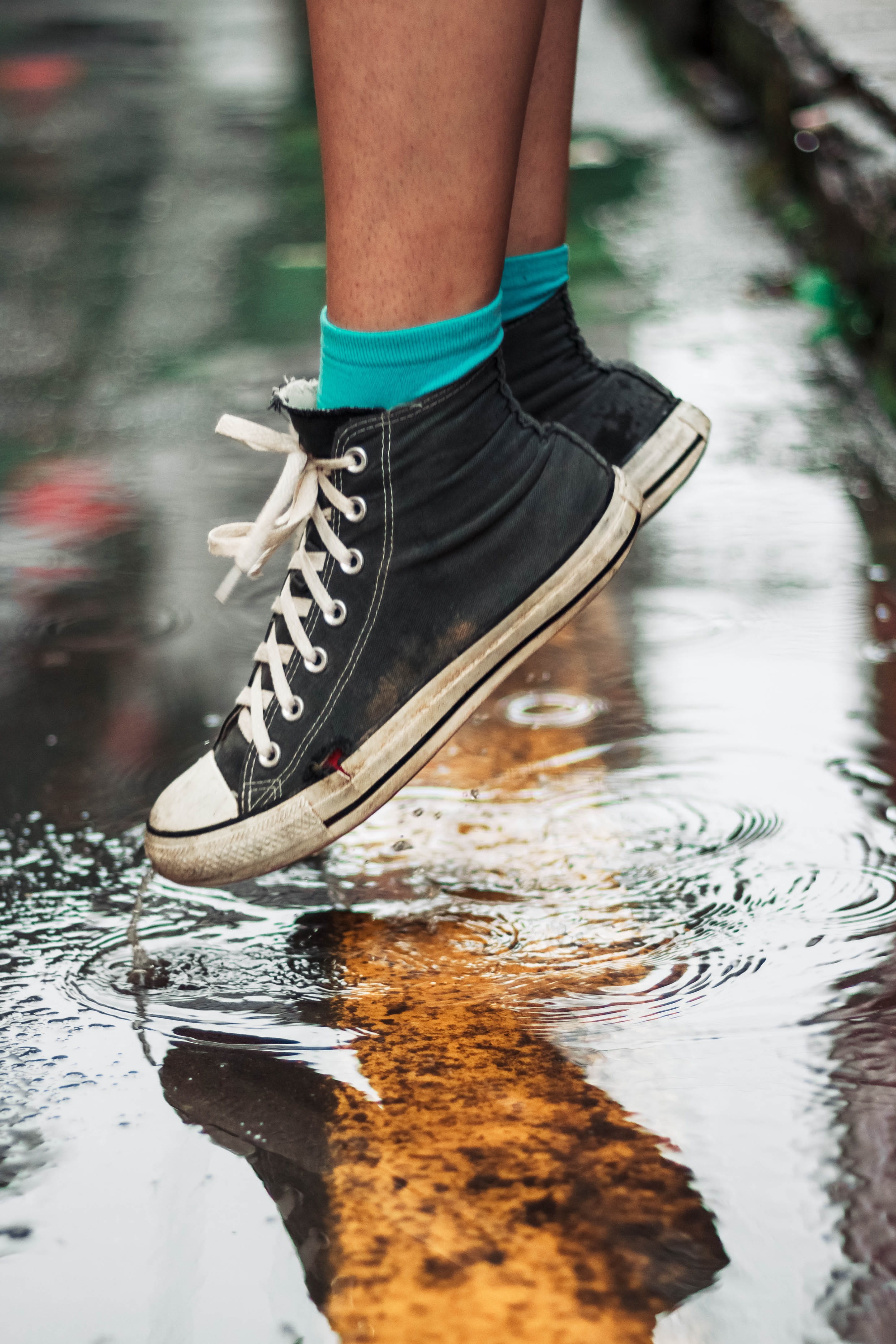leisure activity, low section, footwear, ripple, black, outdoors, rain, spoke, wearing, standing, sneakers, person, rainy season, human body part, top, Phone HD Wallpaper