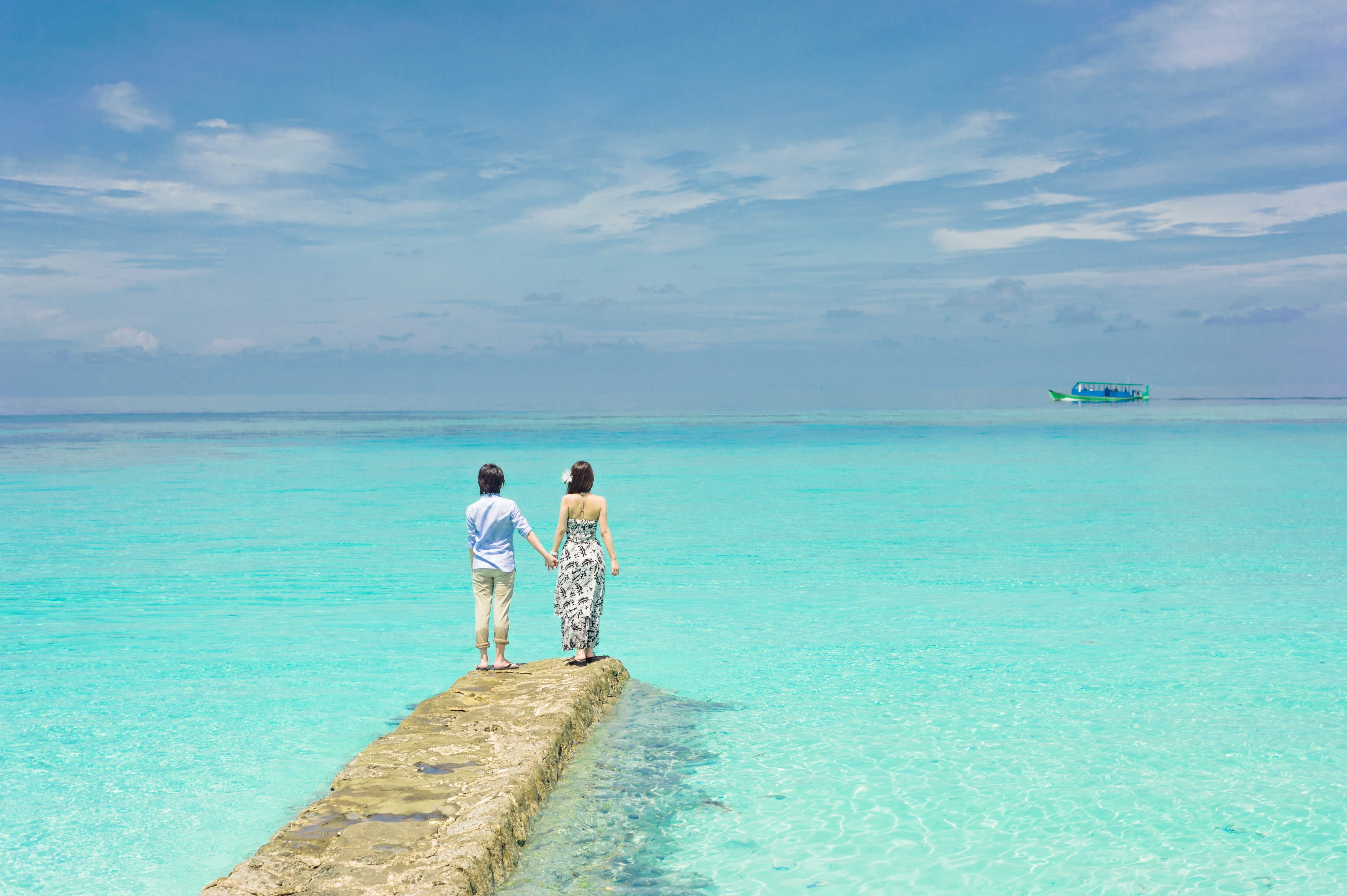 idyllic, enjoy, sand, tranquil scene, resort, couple, 4K, sea, girl, tranquility, horizon, leisure, woman, beach, sunny, tourism, outdoor, sun, ocean, HD Wallpaper