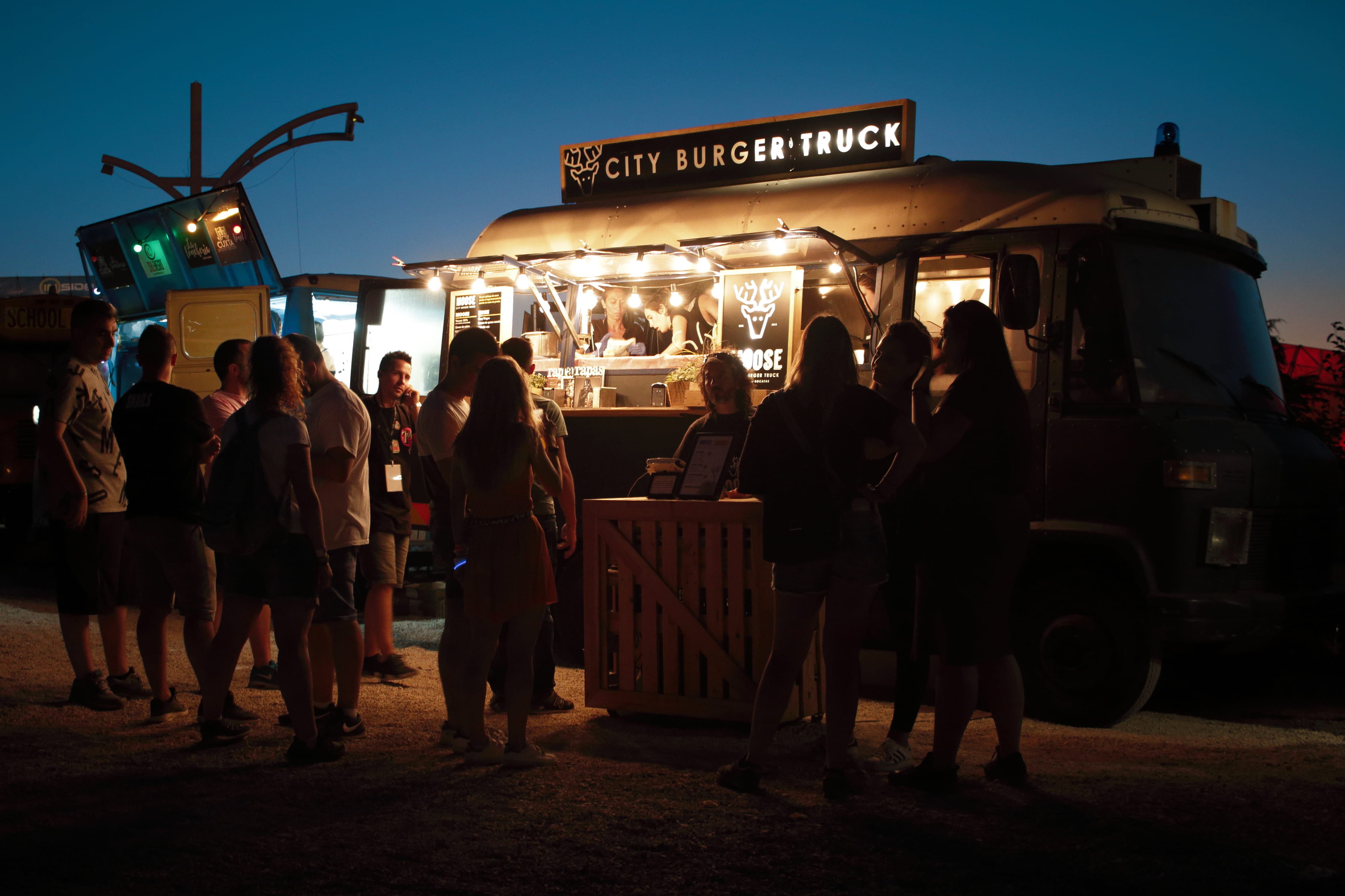 real people, night, women, sky, food, street, food and drink, adult, 4K, standing, beside, building exterior, leisure activity, truck, burger, street food, HD Wallpaper